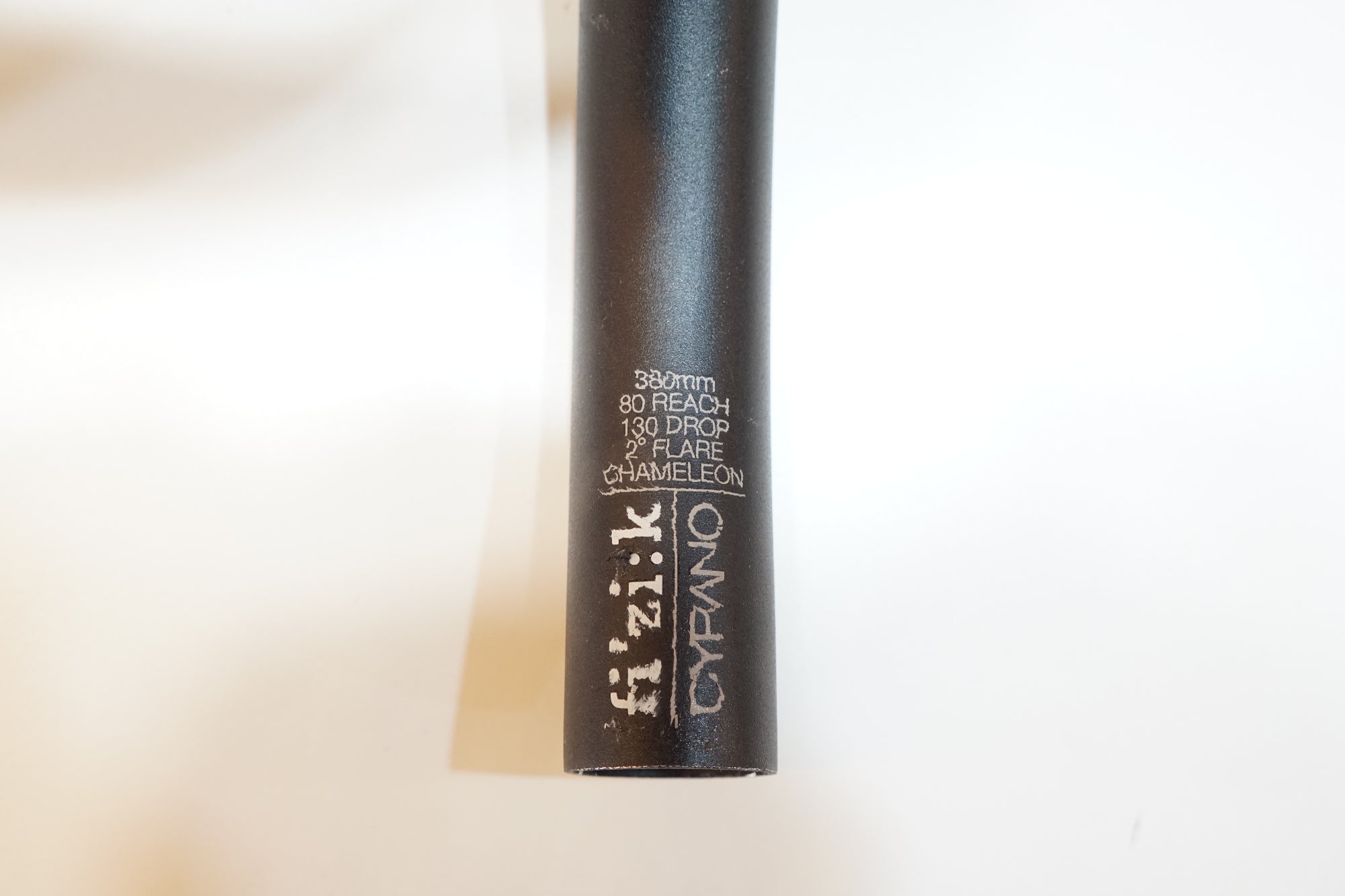 FIZIK 「フィジーク」 CYRANO R3 φ31.8 390mm ハンドル / バイチャリ浦和ベース