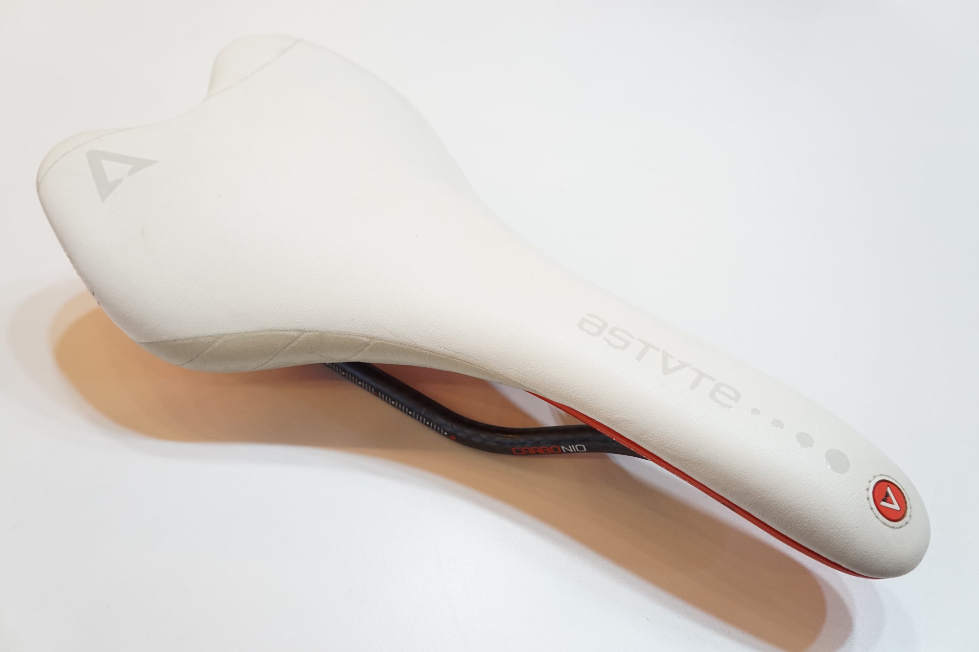 ASTVTE 「アスチュート」 SKYLITE SR サドル / バイチャリ浦和ベース