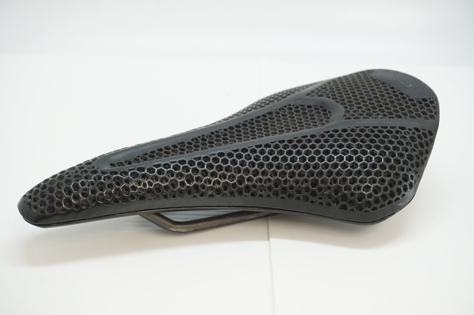 フィジーク ARGO R3 サドル 黒 160mm Amazon | Fizik(フィジーク) ARGO TEMPO R3 kiumレール ブラック