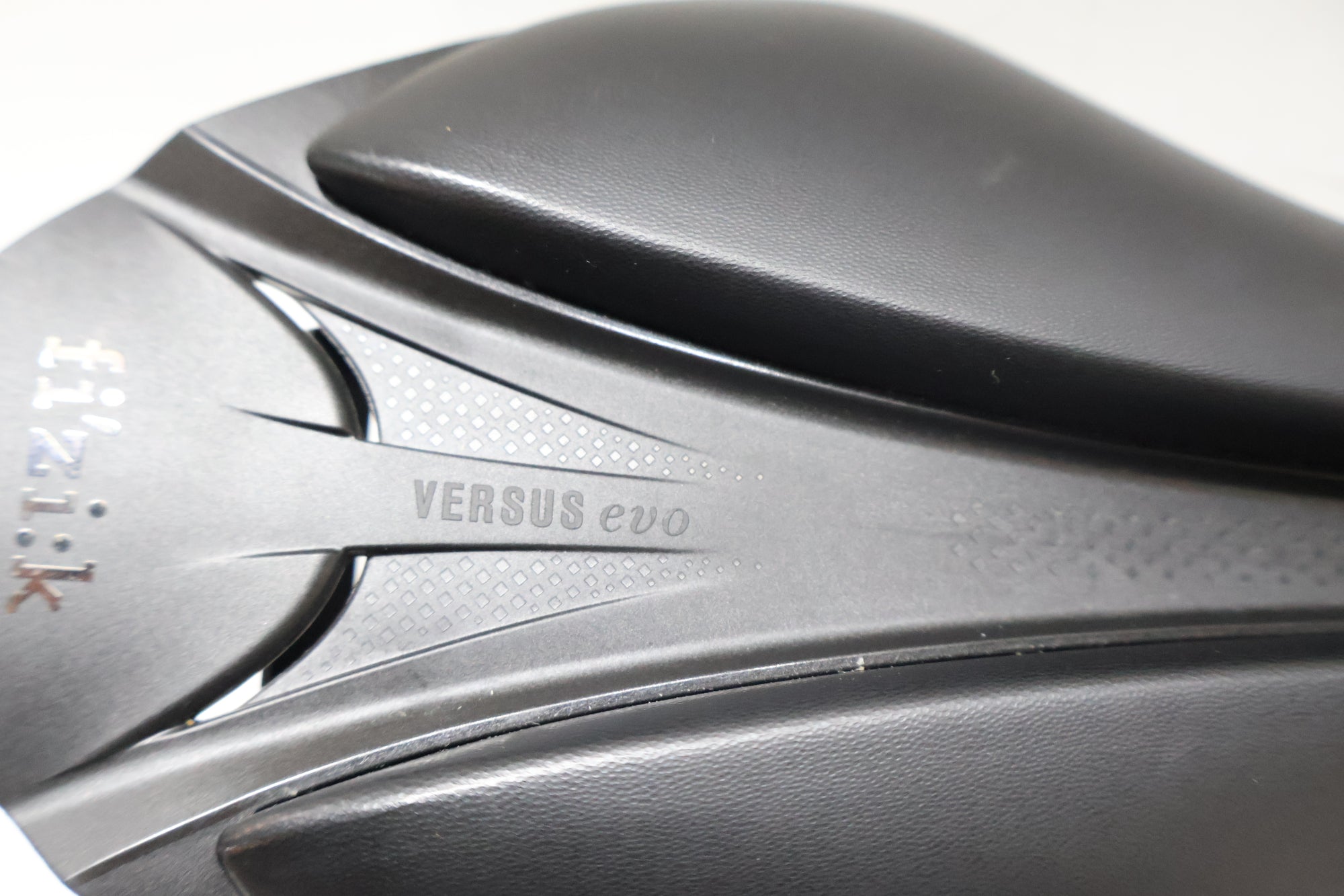 FIZIK 「フィジーク」 ARIONE R3 VERSUS EVO KIUMレール サドル / 高知店