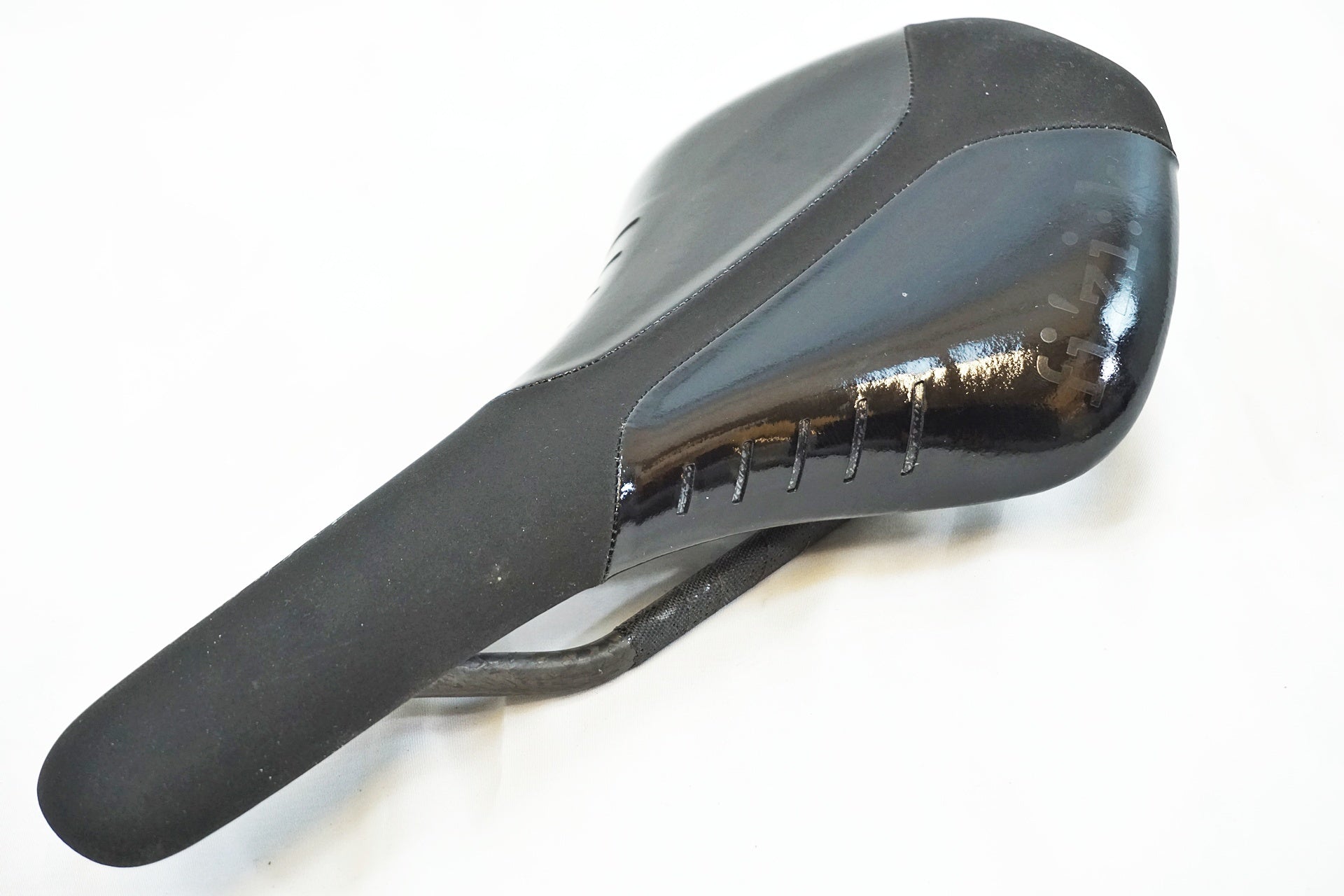 FIZIK 「フィジーク」 ANTARES R1 カーボンレール サドル / 有明ガーデン店