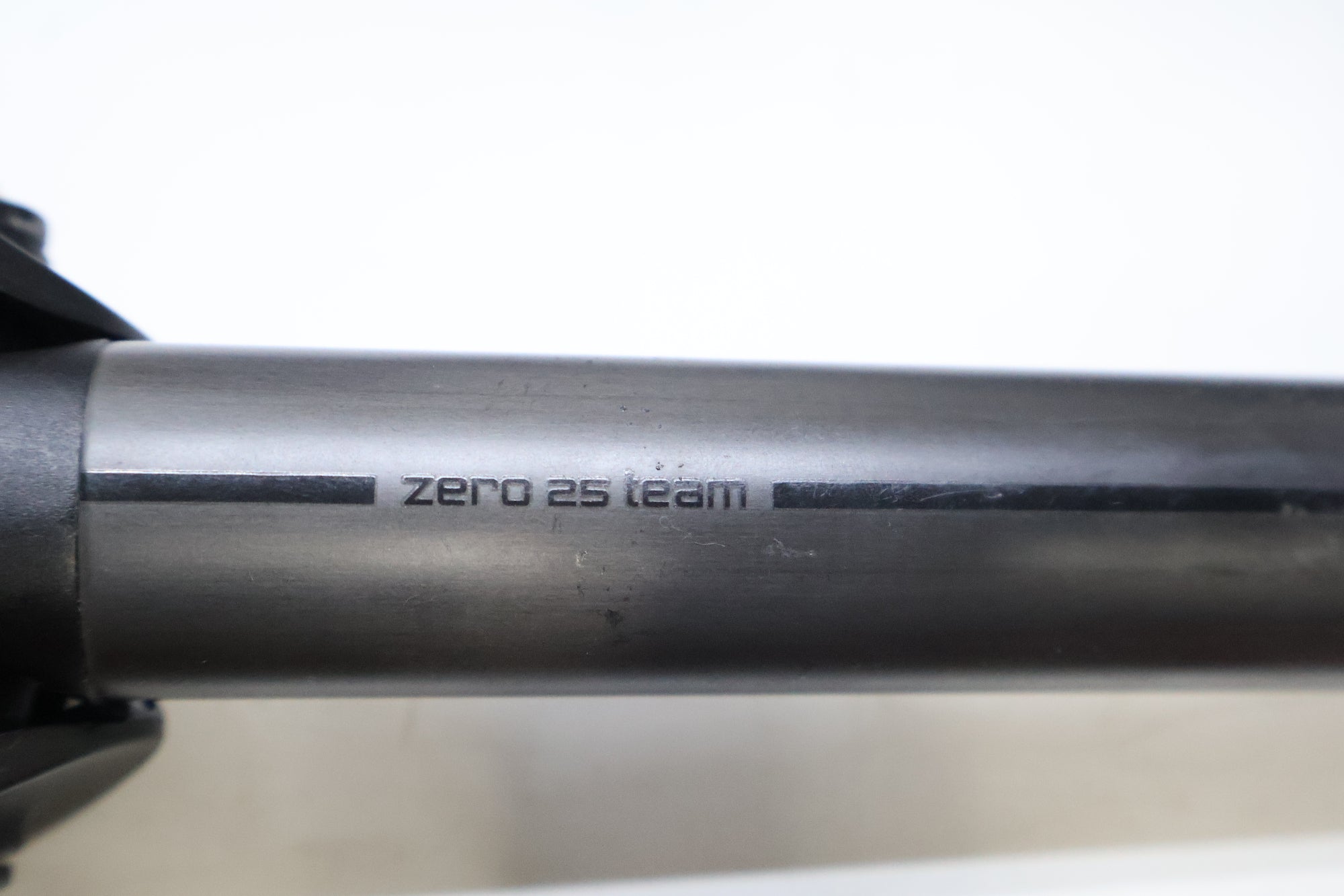 3T 「スリーティー」 ZERO 25 TEAM STEALTH Φ27.2 350mm カーボンシートポスト / 高知店