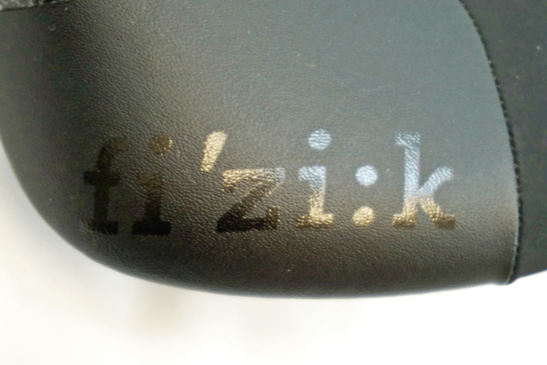 FIZIK 「フィジーク」 ANTARES R1 カーボンレール サドル / 有明