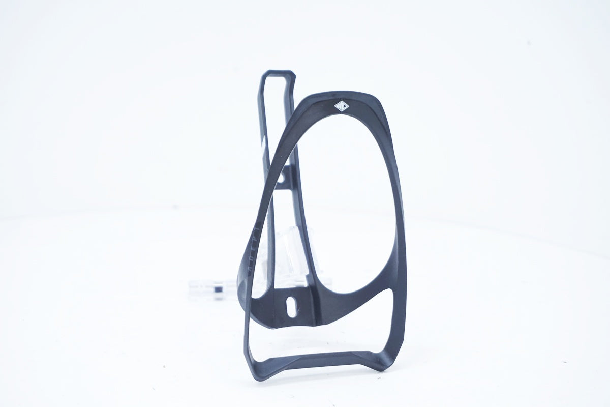 ADEPT 「アデプト」 CARBON FIBER ボトルケージ / 大阪美原北インター店