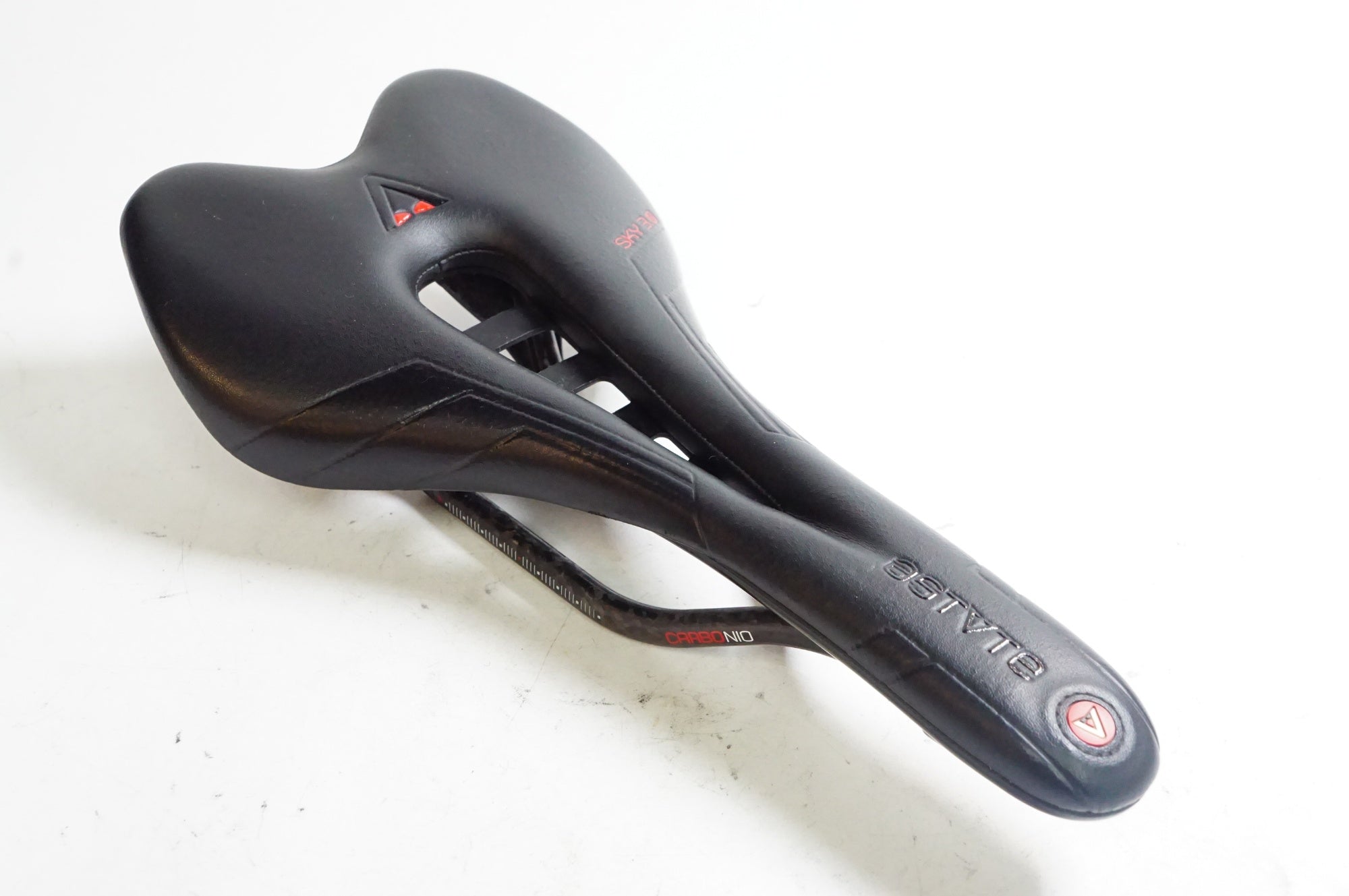 ASTUTE 「アスチュート」 SKY3.0 CARBON サドル / 熊谷本店