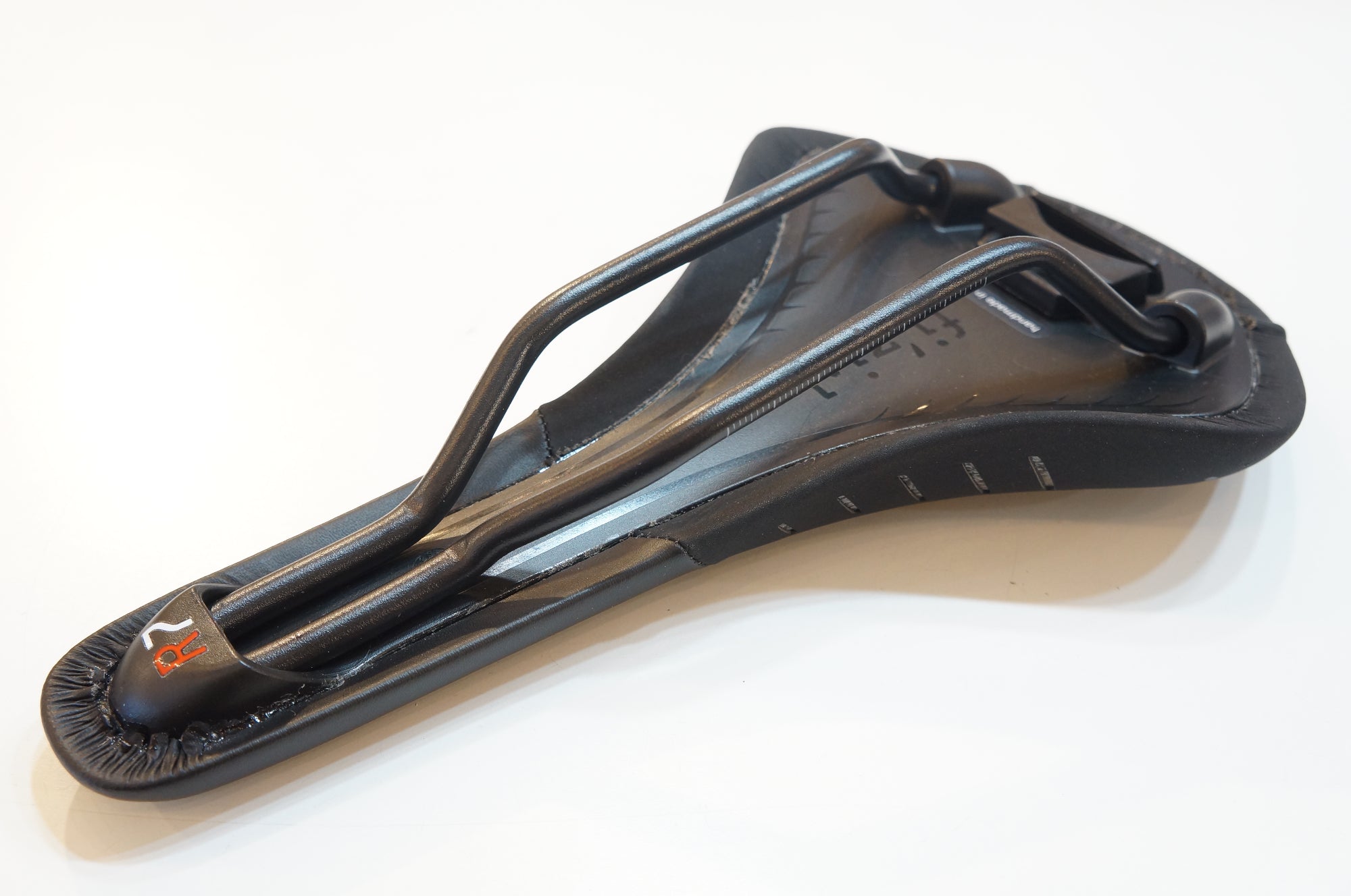 FIZIK 「フィジーク」 ANTARES R7 サドル / バイチャリ浦和ベース