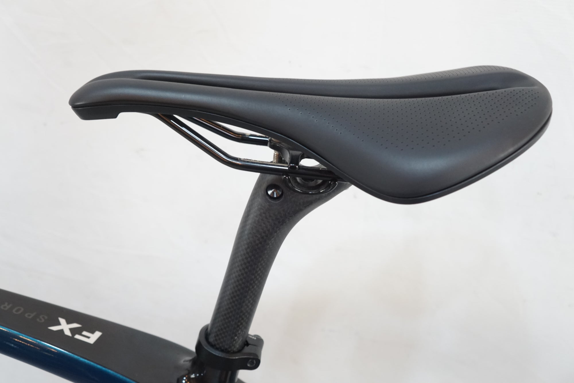 今月末取り下げ、TREKトレックのクロスバイク、カーボン製FX　4Sport 2023 TREK FX Sport 4 (¥263,890) | スターバイクス