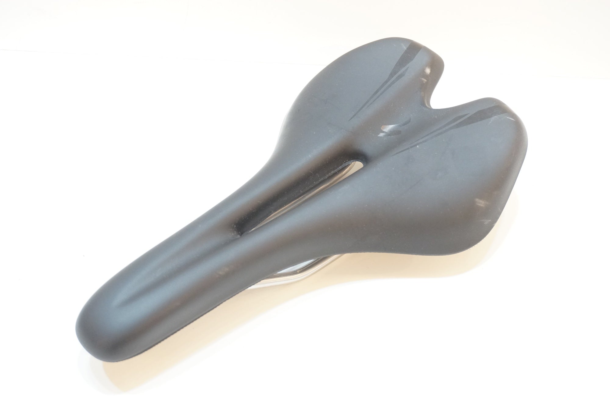 SPECIALIZED 「スペシャライズド」 TOUPE SPORT 143mm サドル / 浦和ベース