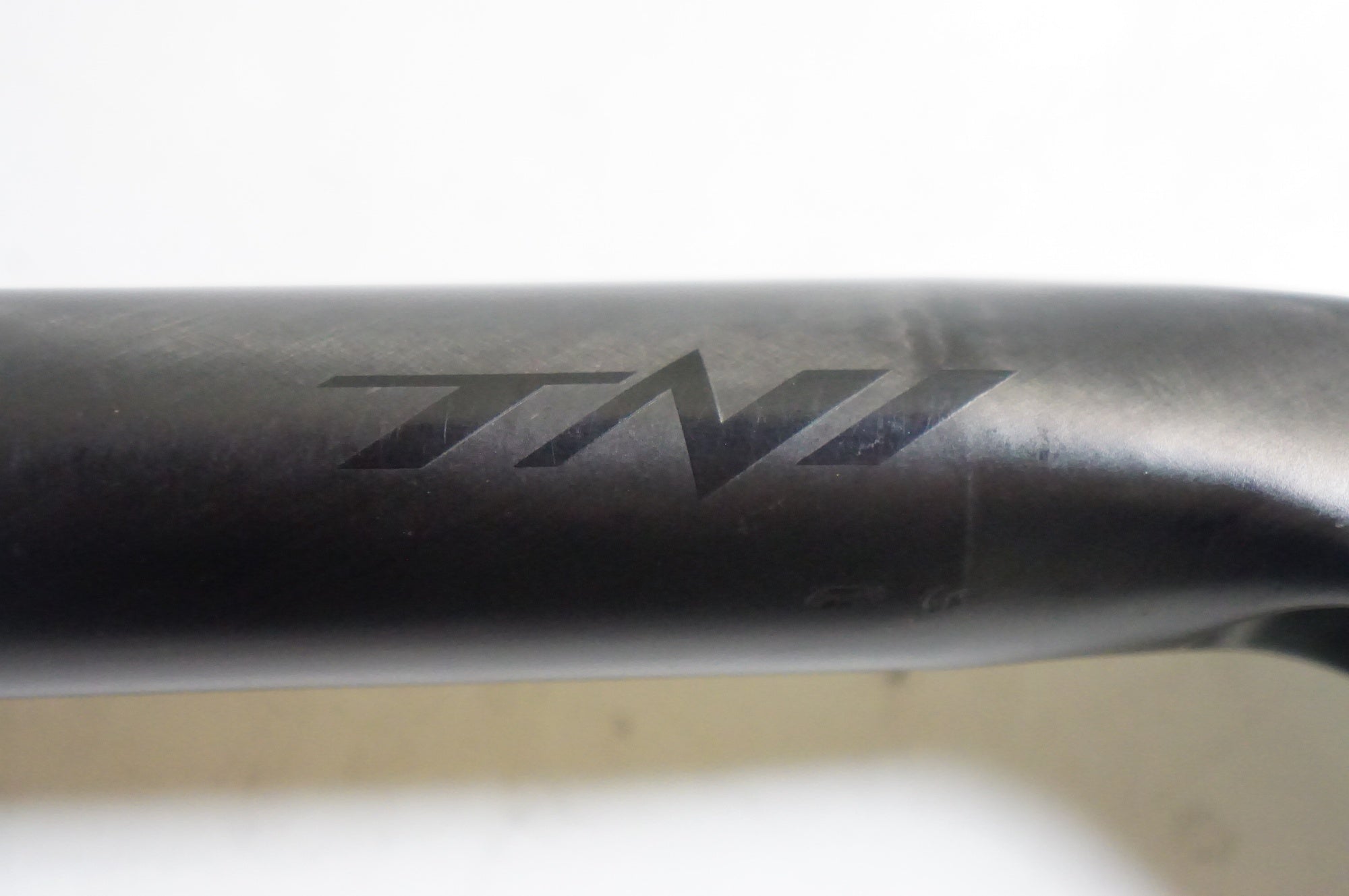 TNI 「ティーエヌアイ」 LW168 φ27.2 300mm シートポスト / 熊谷本店