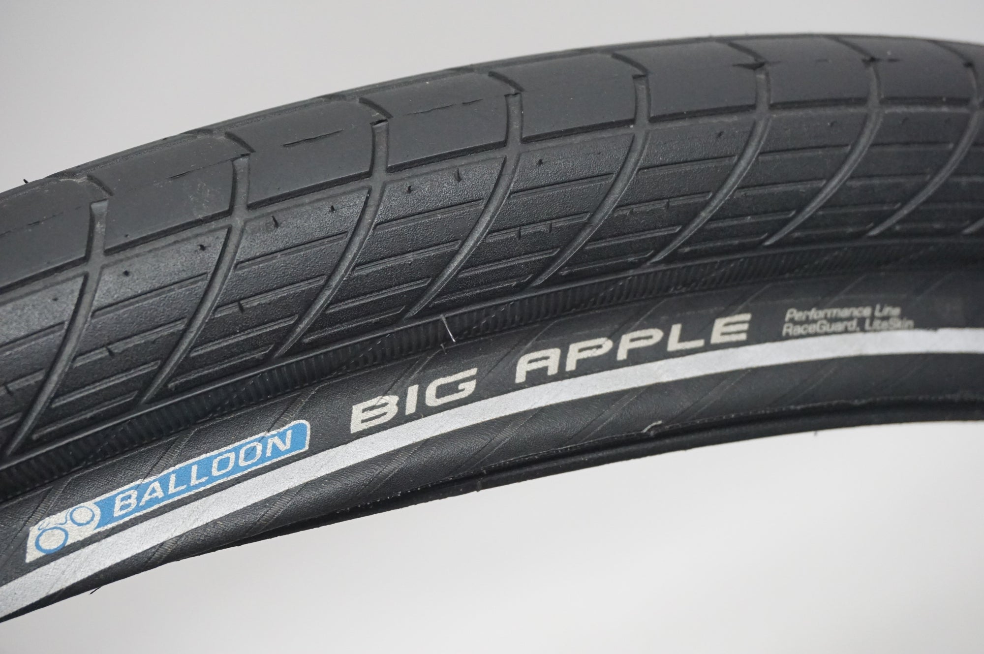 SCHWALBE 「シュワルベ」 BIG APPLE 28×2.35インチ タイヤセット