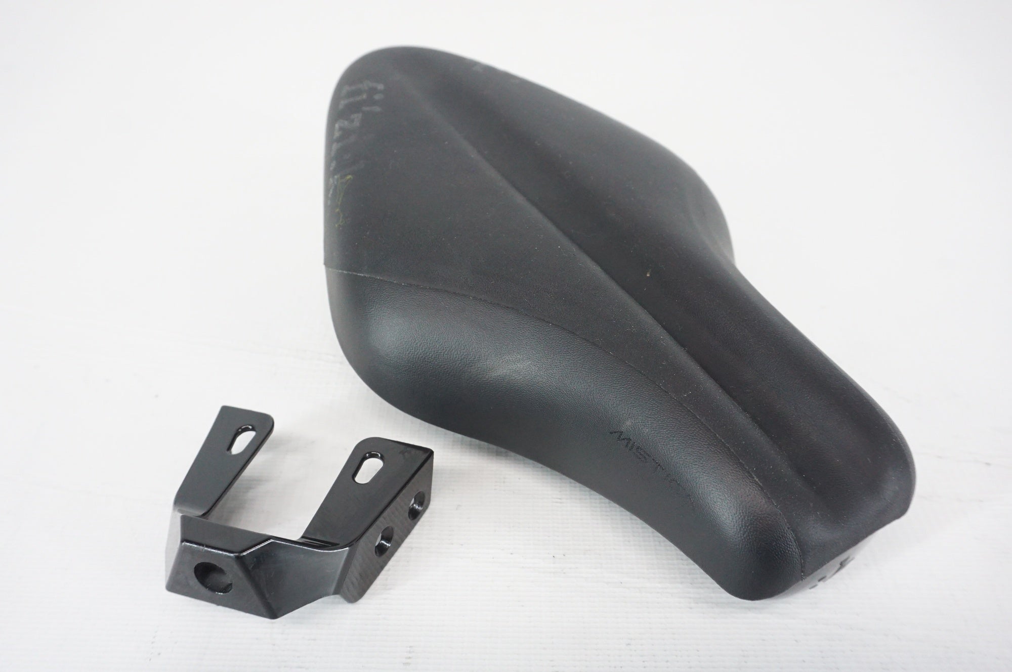 FIZIK 「フィジーク」 MISTICA サドル / 阪急塚口店