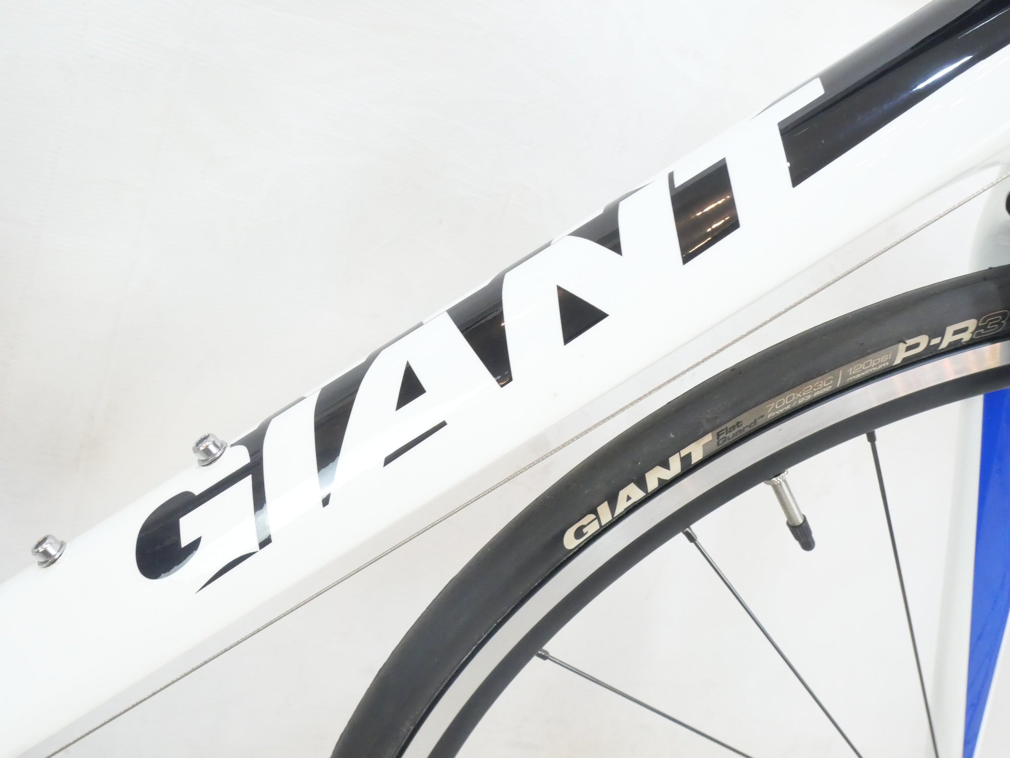 GIANT 「ジャイアント」 DEFY COMPOSITE 3 2013年モデル ロードバイク / バイチャリ浦和ベース