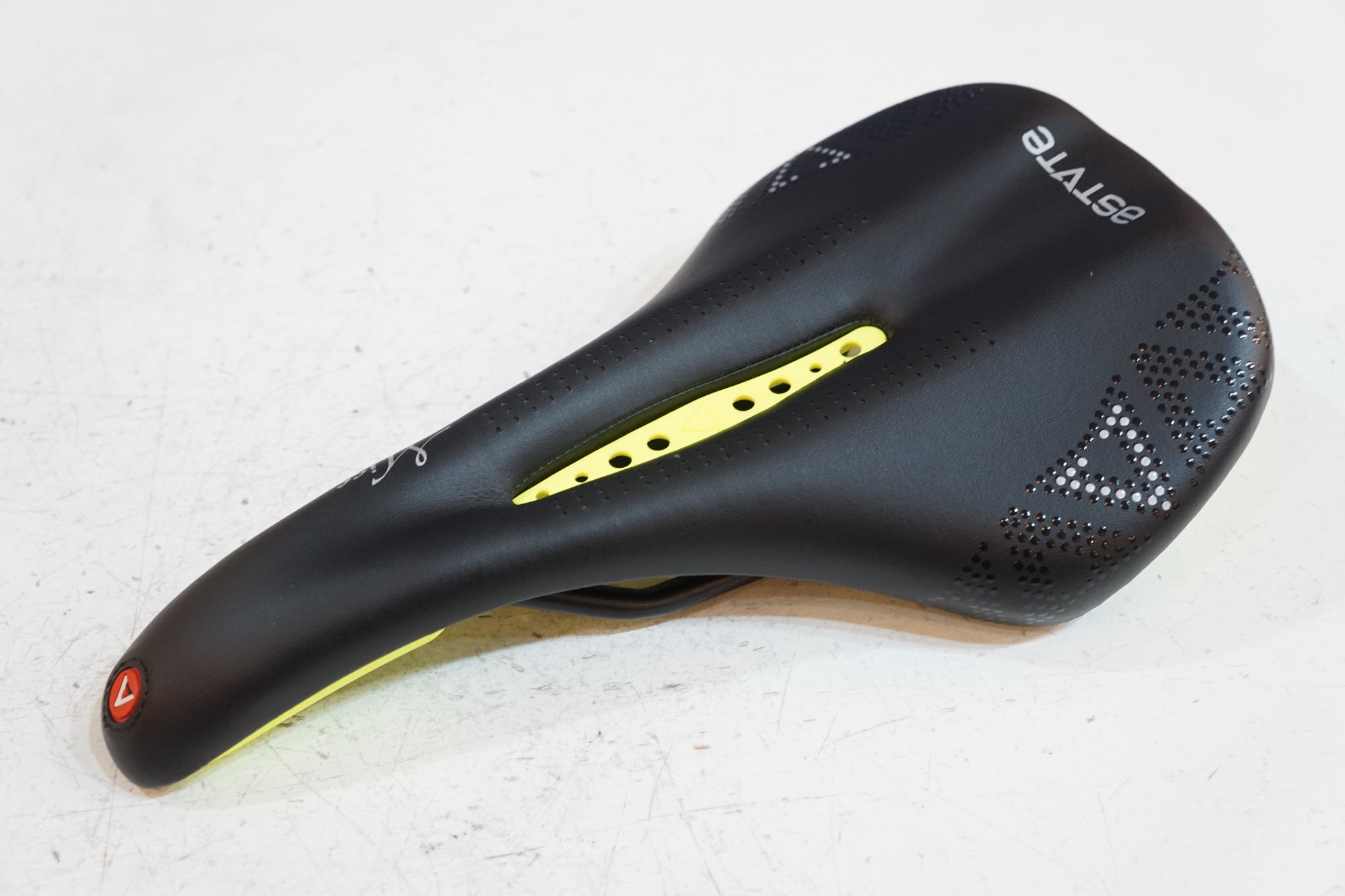 ASTVTE 「アスチュート」 MISSLINE サドル / バイチャリ浦和ベース