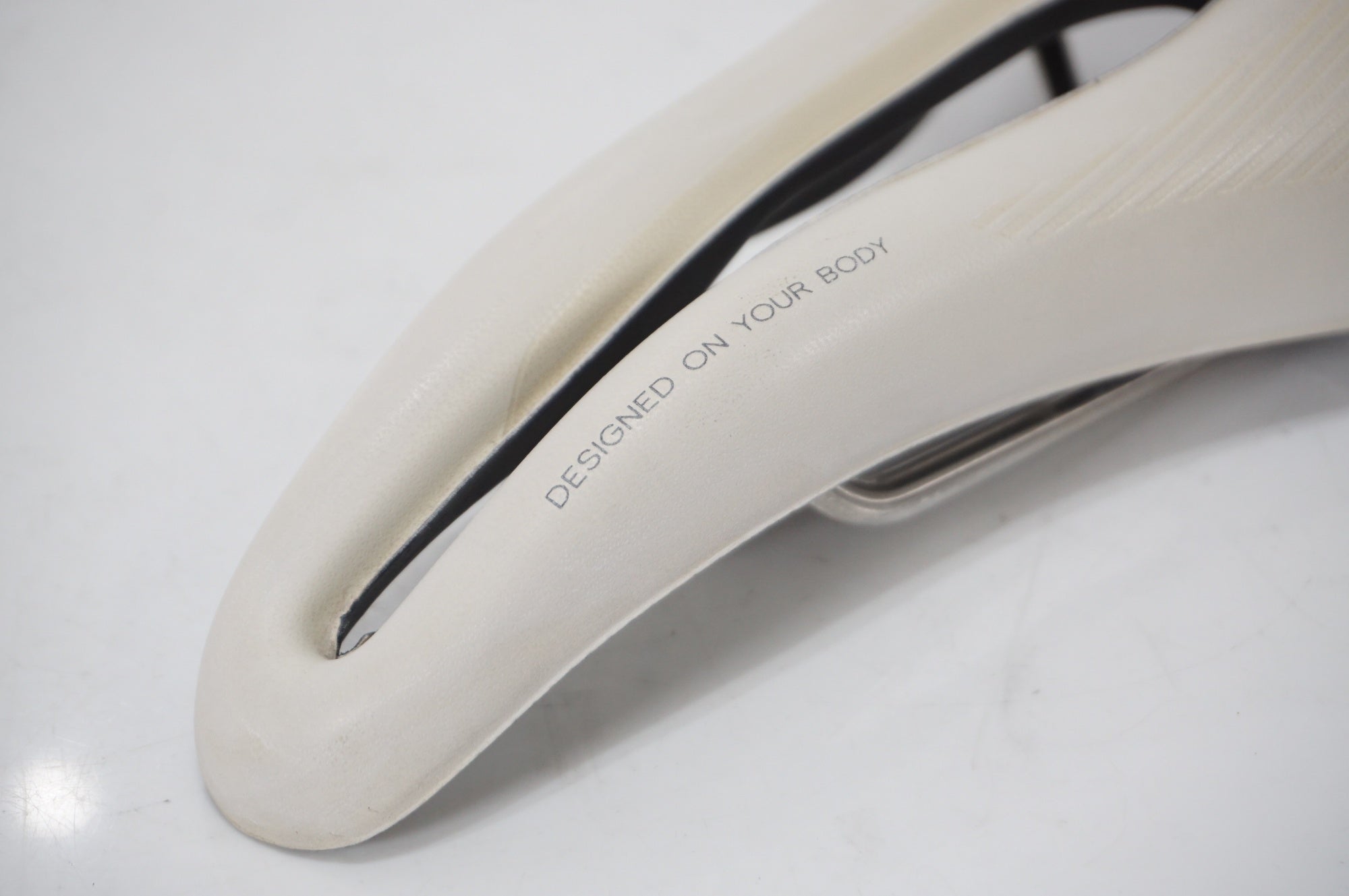 SELLE SMP 「セラエスエムピー」 HYBRID サドル / AKIBA店