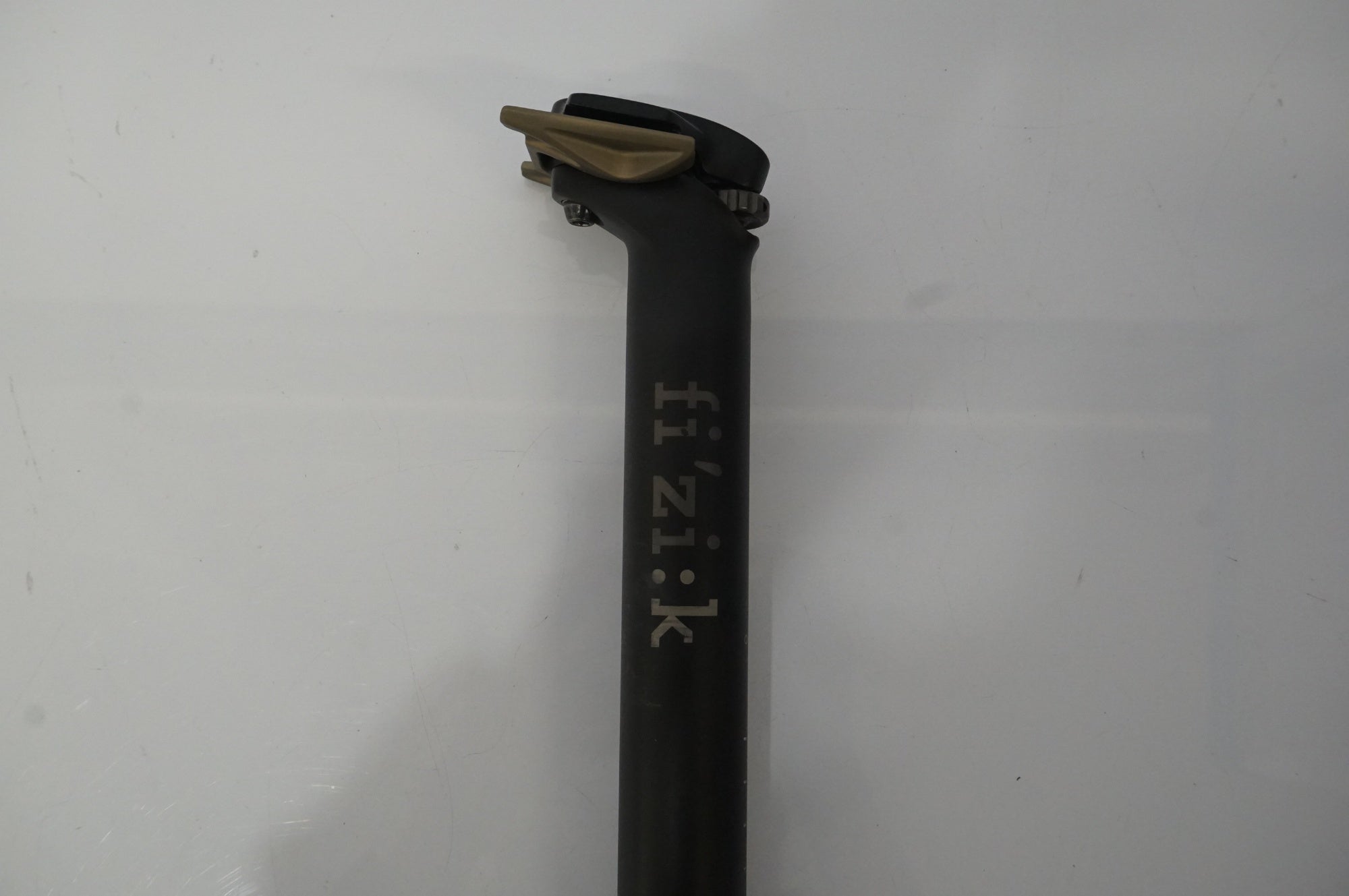 FIZIK 「フィジーク」 CYRANO φ31.6 330mm シートポスト / 浜松店