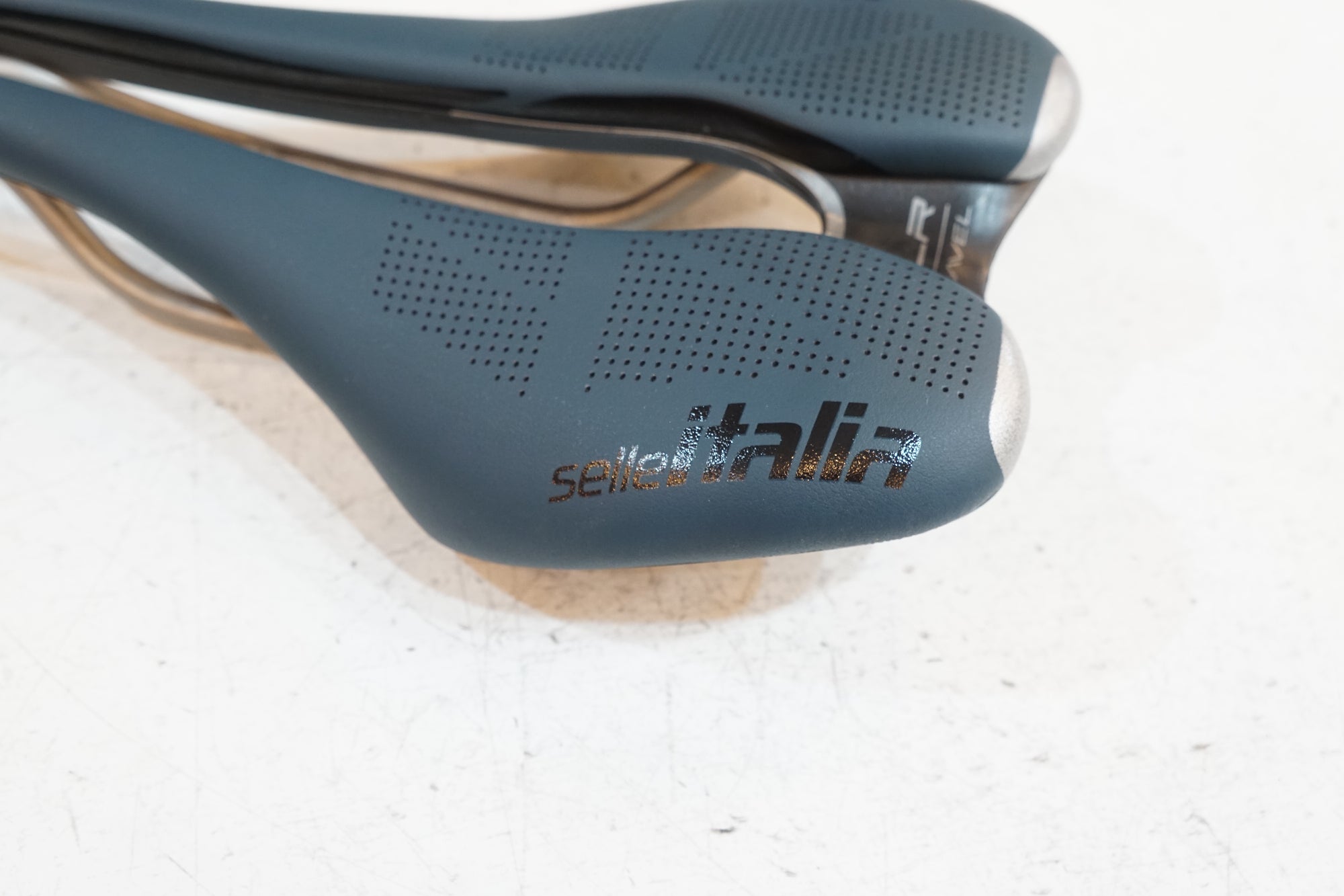 SELLE ITALIA 「セラ イタリア」 BOOST SLR GRAVEL サドル / バイチャリ浦和ベース