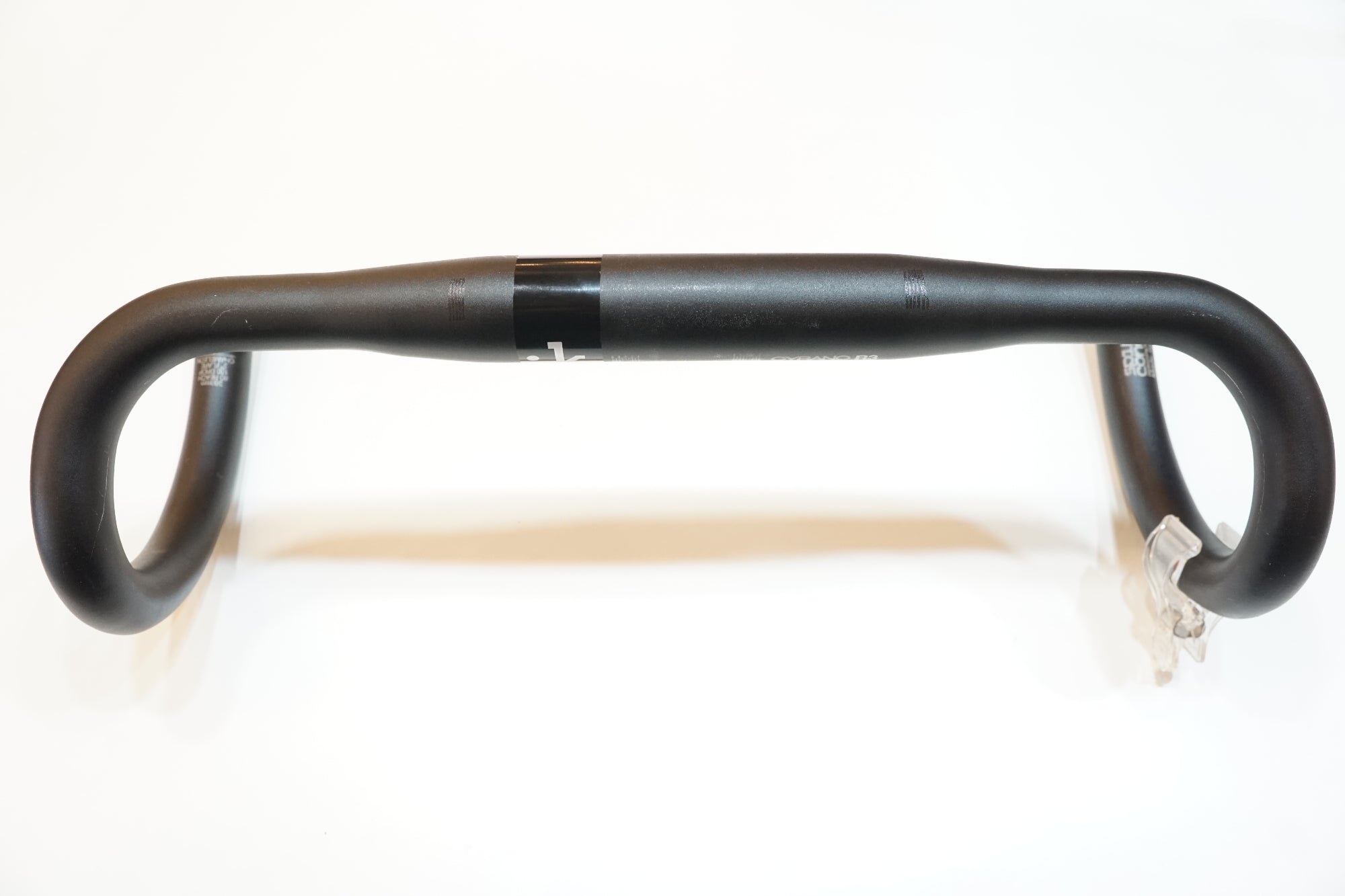 FIZIK 「フィジーク」 CYRANO R3 φ31.8 390mm ハンドル / バイチャリ浦和ベース