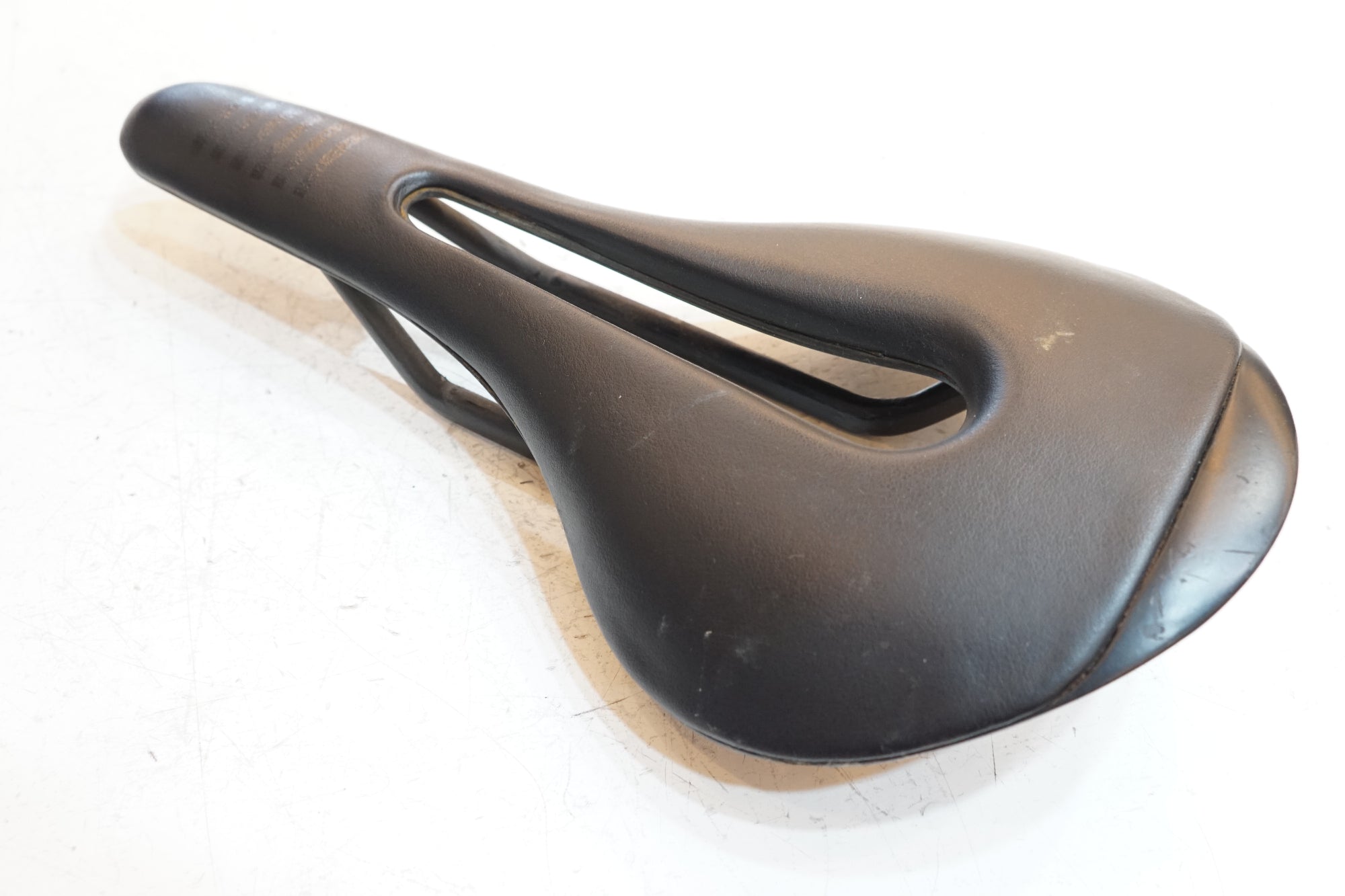 RAPHA 「ラファ」 PRO TEAM CUT OUT サドル / バイチャリ浦和ベース