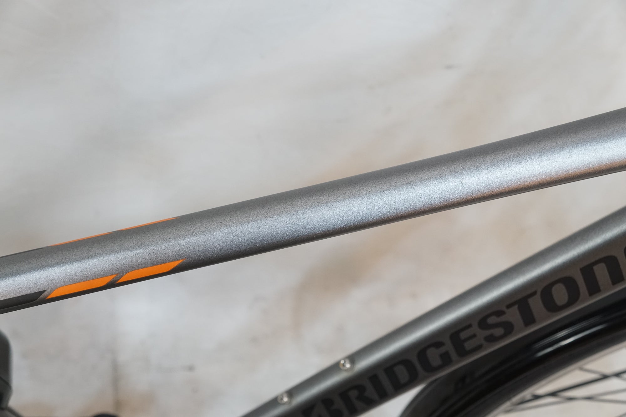 都内受け渡しブリヂストン TB1e TB7B42 グレー 2022年モデル Amazon | BRIDGESTONE ブリヂストン 電動自転車 TB1e 27インチ 2022年