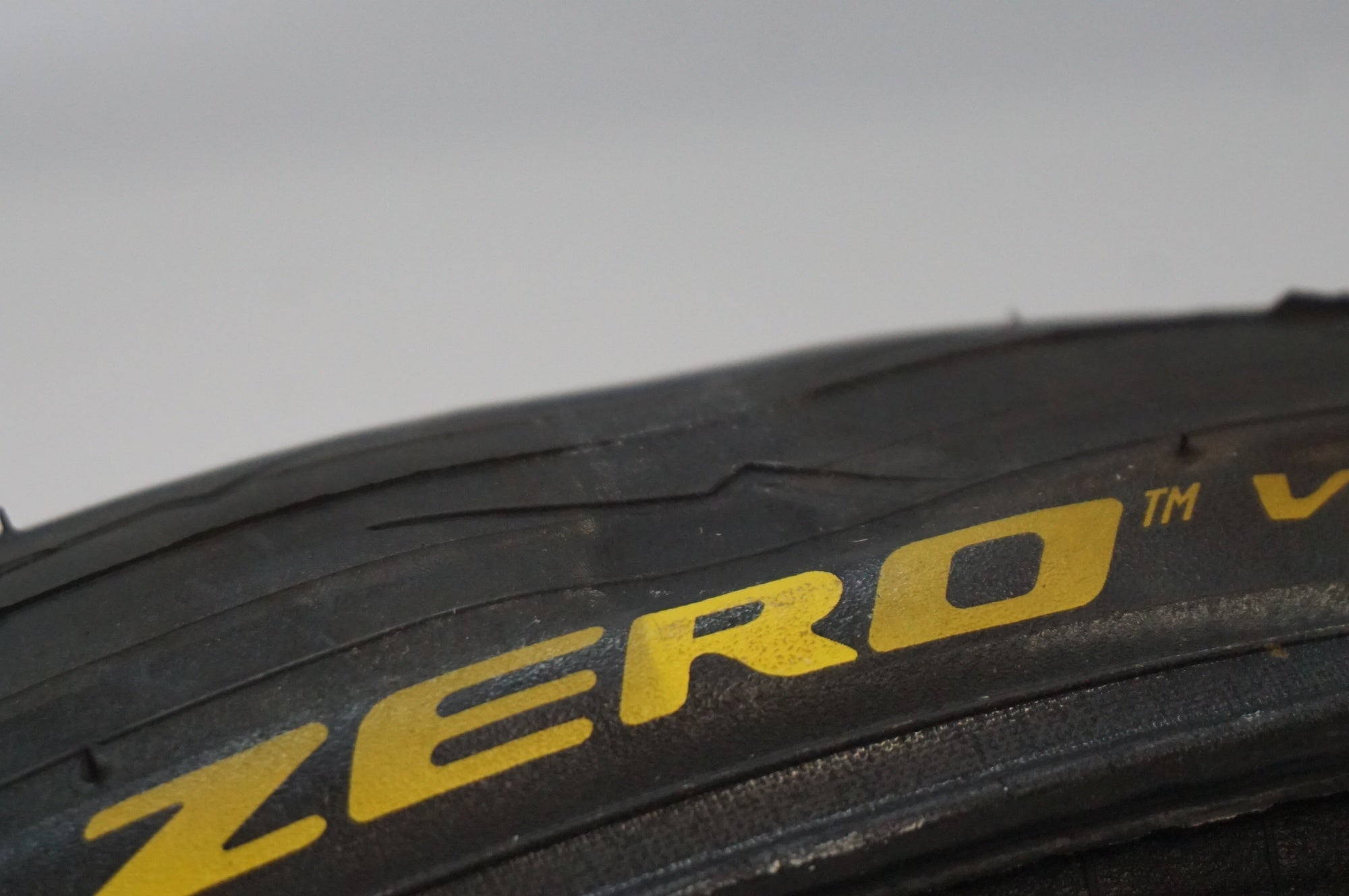 PIRELLI 「ピレリ」 P ZERO VELO COLOUR EDITION 700×25c タイヤ / 福岡アイランドシティ店