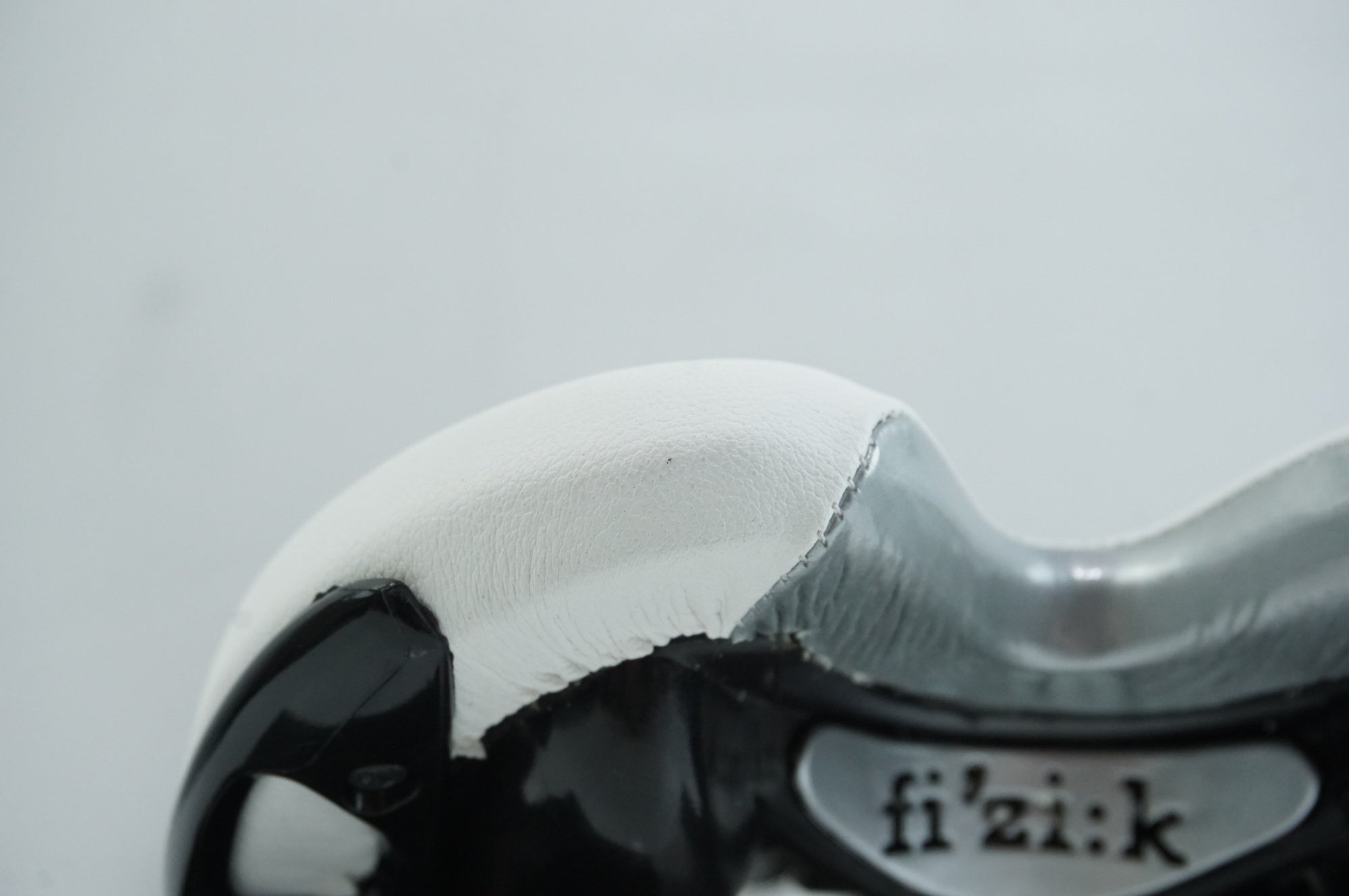 FIZIK 「フィジーク」 ALIANTE VERSUS K:IUM 259g サドル / 中目黒店