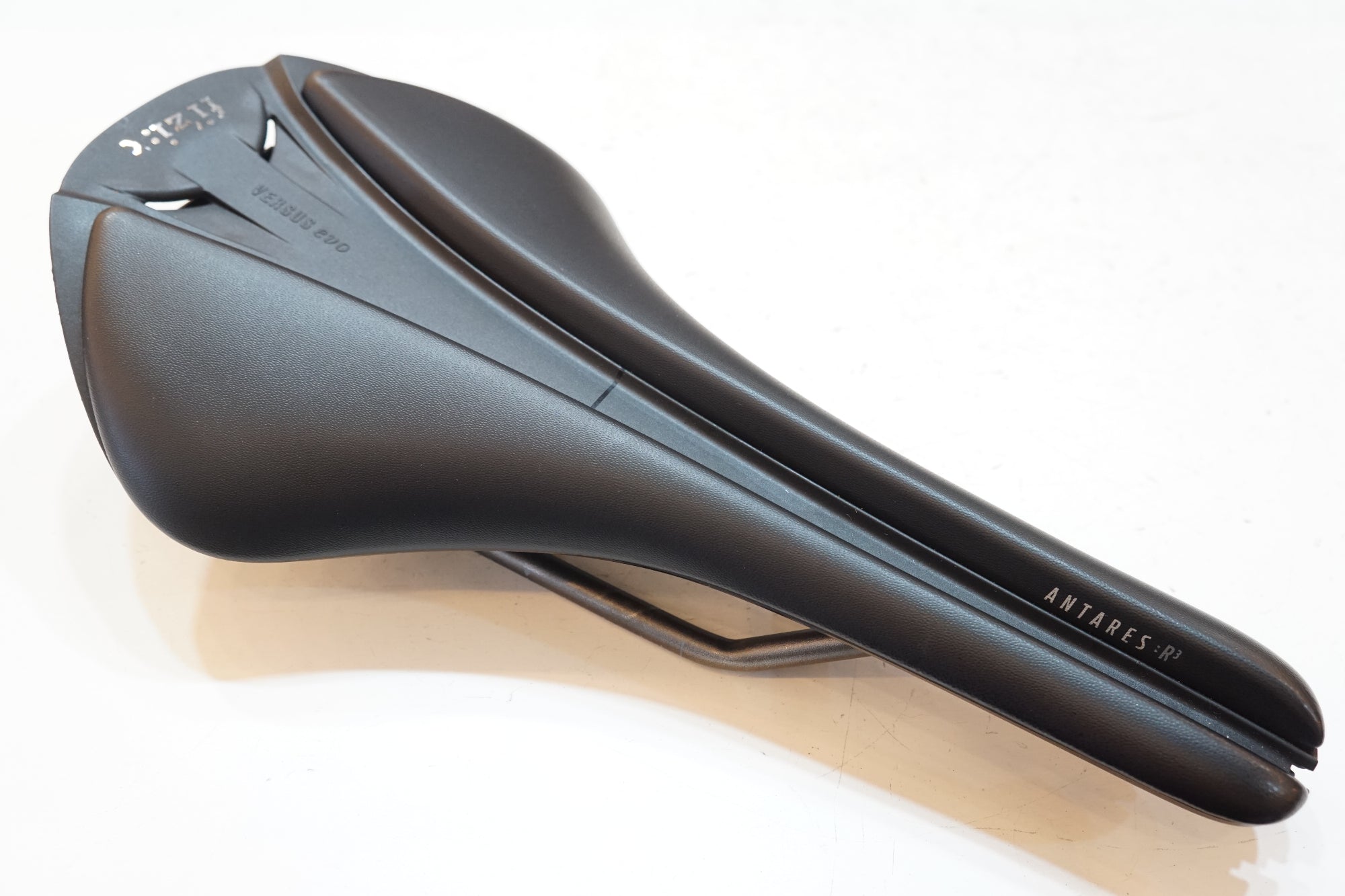 FIZIK 「フィジーク」 ANTARES R3 VERSUS EVO サドル/ バイチャリ浦和ベース