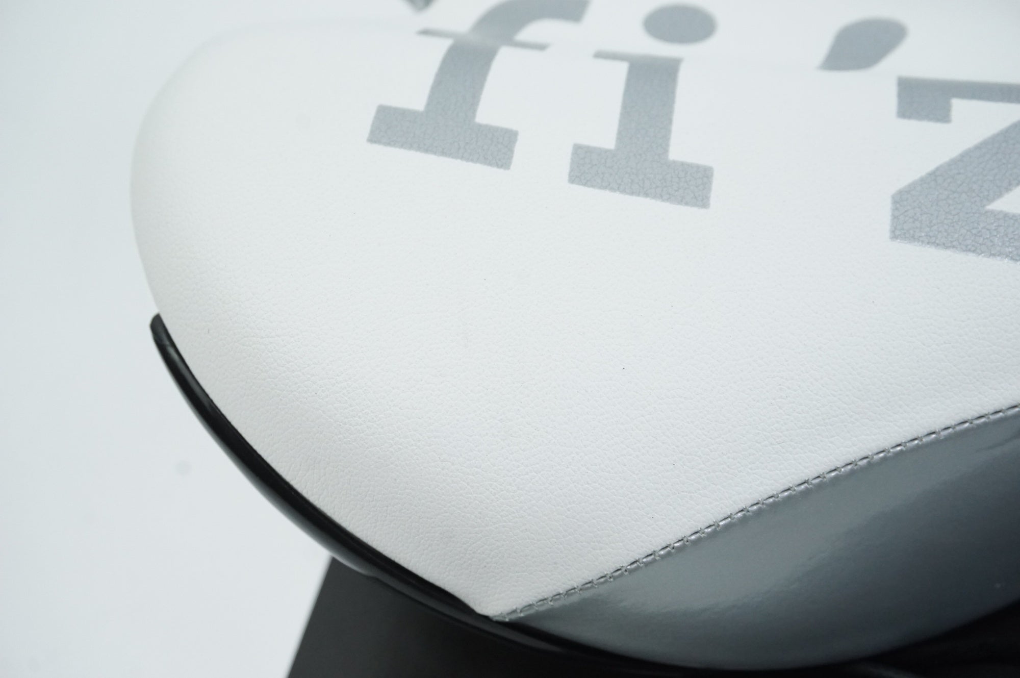 FIZIK 「フィジーク」 ALIANTE VERSUS K:IUM 259g サドル / 中目黒店