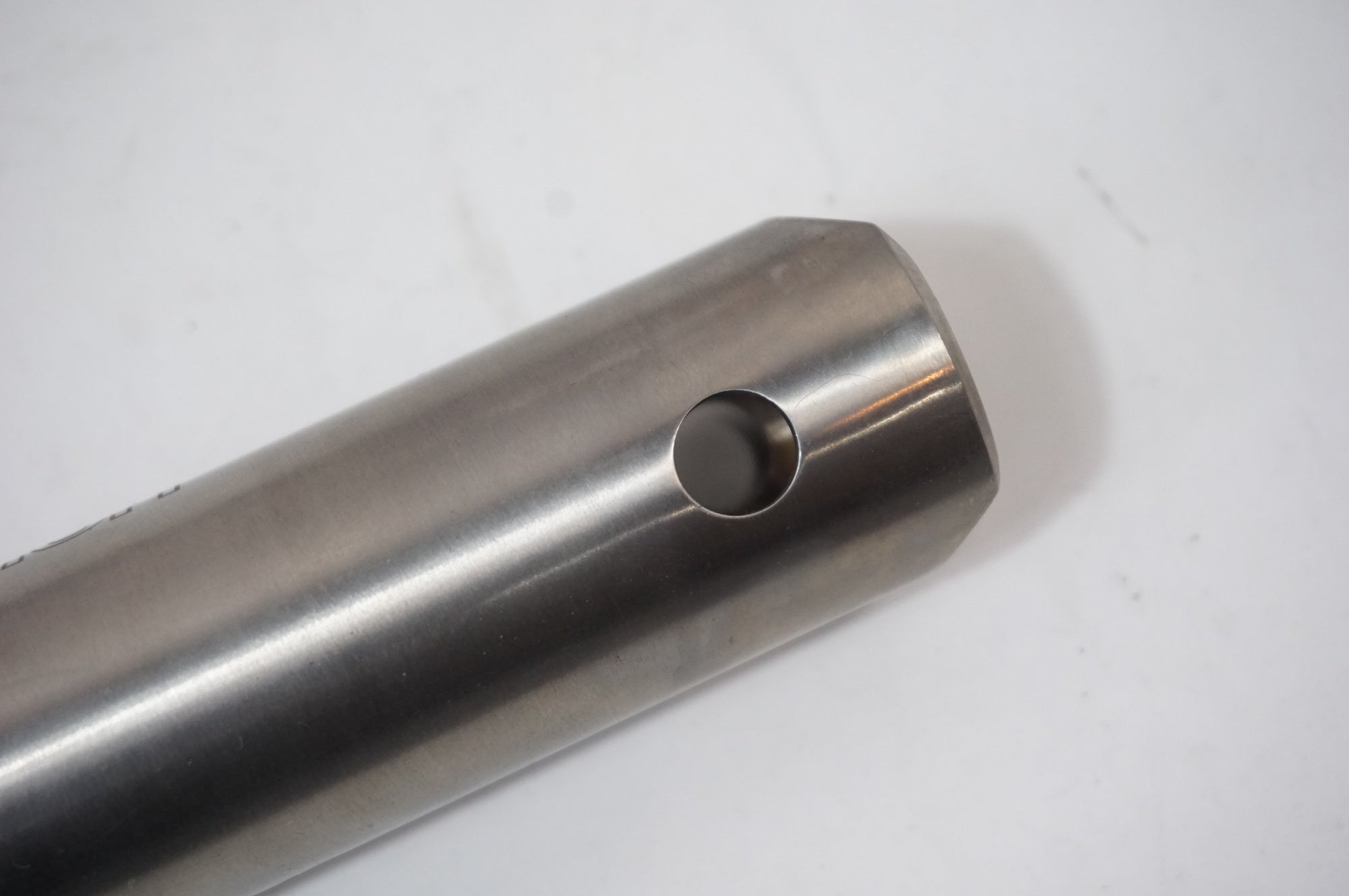 BROMPFICATION 「ブロンフィケーション」 TITANIUM φ31.8 580mm シートポスト / 世田谷店