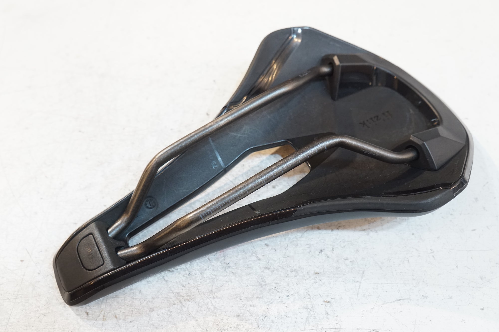 FIZIK 「フィジーク」 ARGO TEMPO R3 KIUM 150mm サドル / バイチャリ