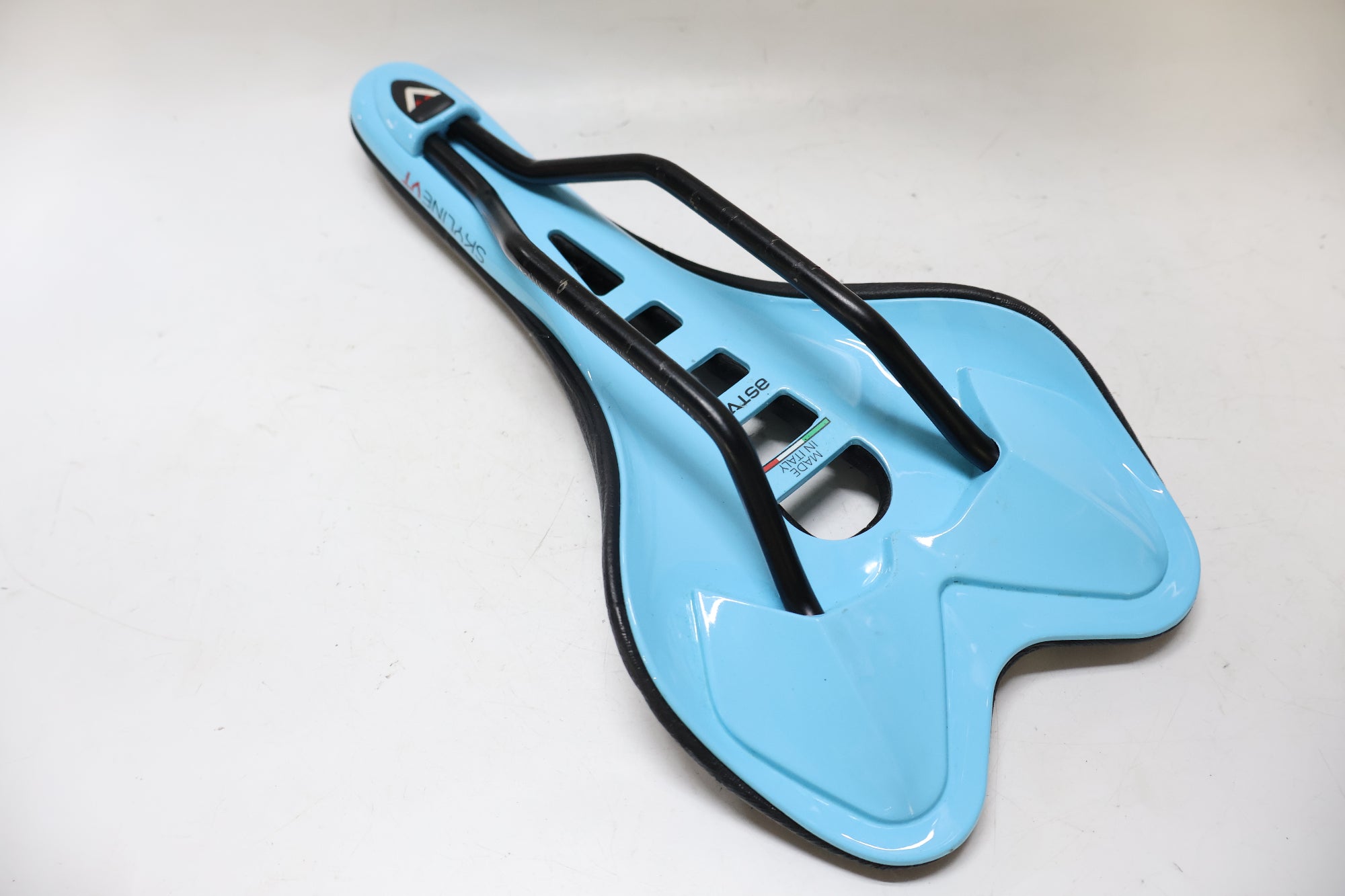 ASTVTE 「アスチュート」 SKYLINE VT サドル / 高知店