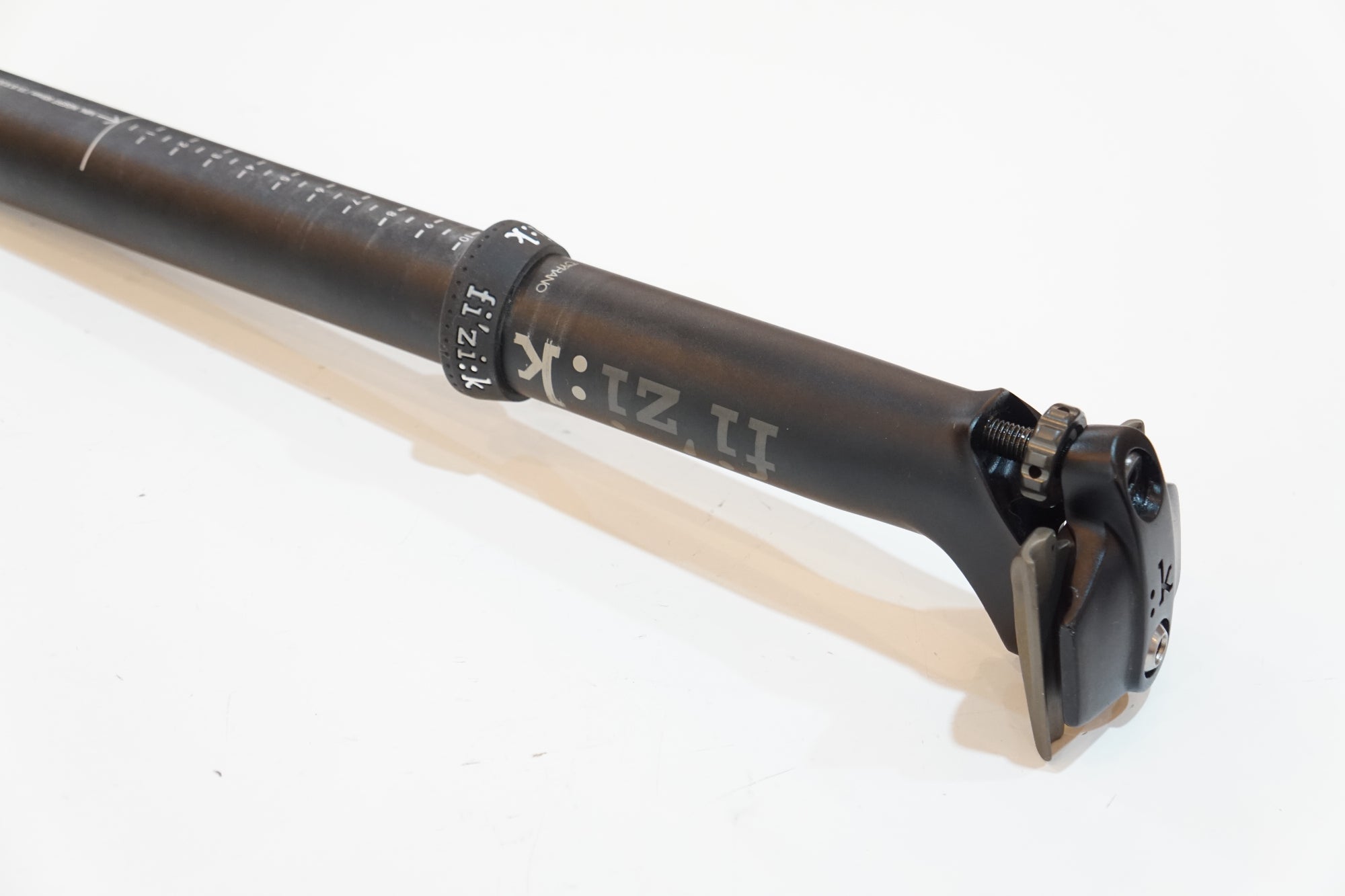 FIZIK 「フィジーク」 CYRANO φ31.6 330mm シートポスト / バイチャリ浦和ベース