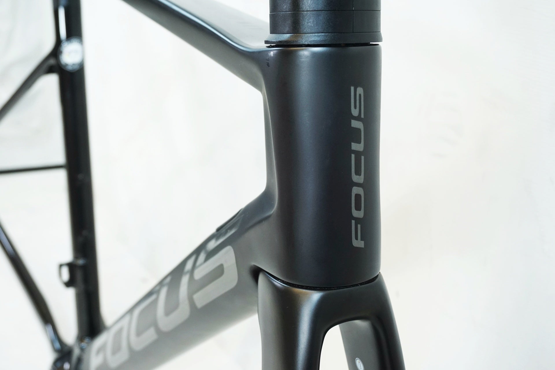 FOCUS 「フォ-カス」 IZALCO MAX DISC 9 2022年モデル フレームセット