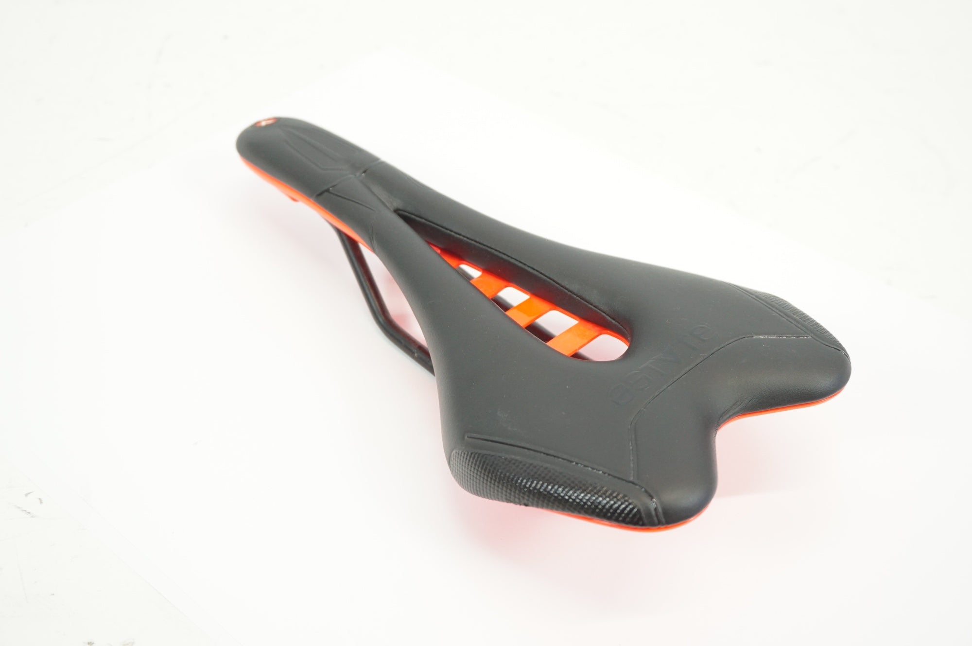 ASTVTE 「アスチュート」 SKYLINE VT サドル / 宇都宮店