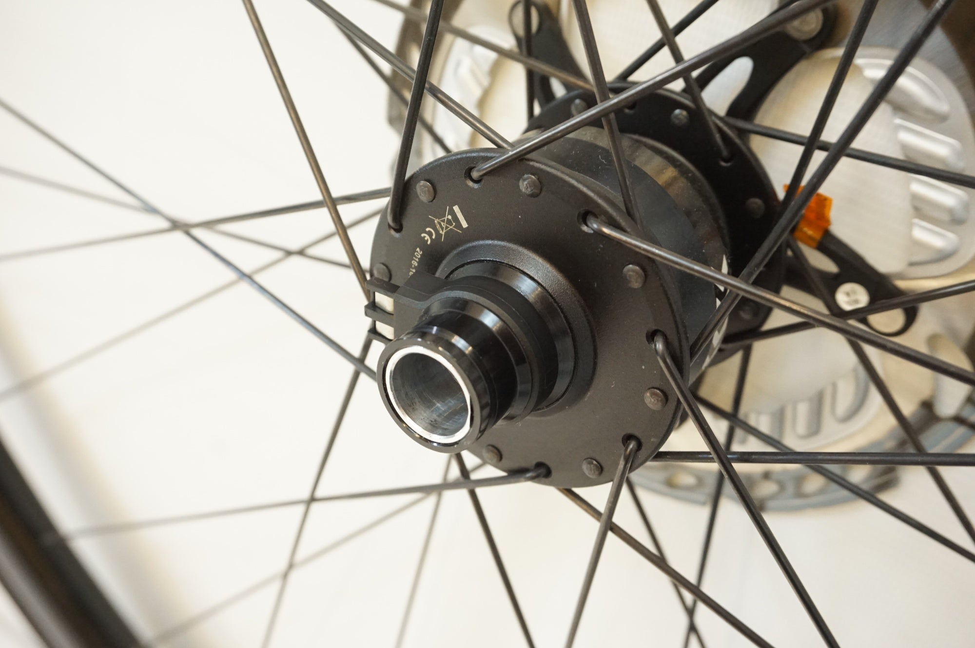 STAN'S 「スタンズ」 NOTUBES SPハブダイナモ スルーアクスル