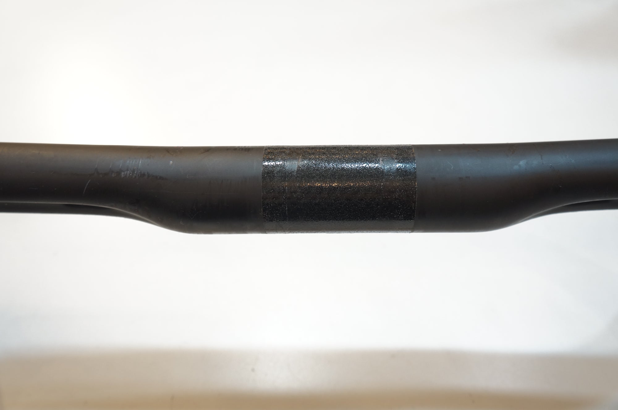 TNI 「ティーエヌアイ」 ERGO SWEEP CARBON φ31.8 390mm ハンドル