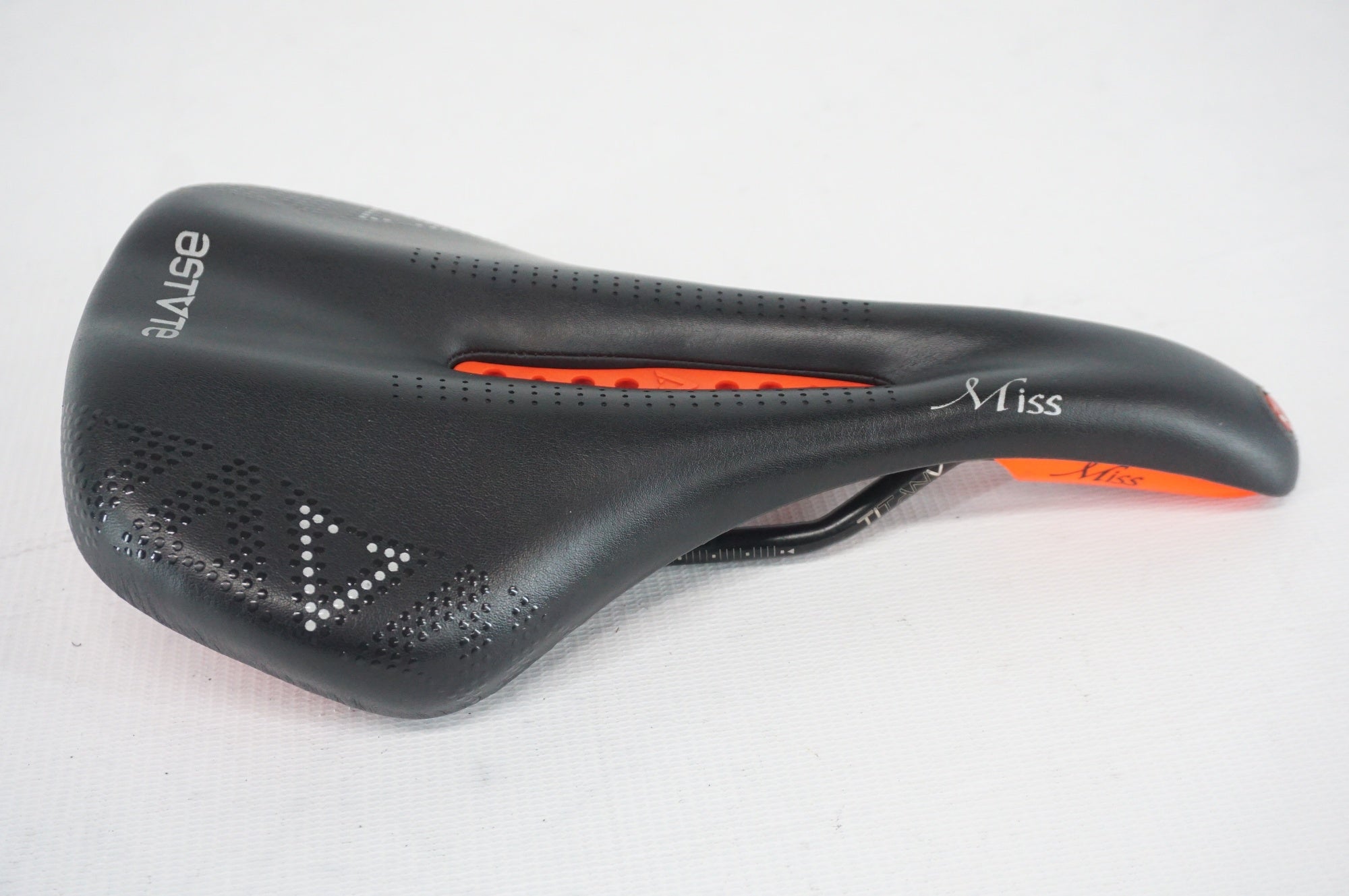 ASTVTE 「アスチュート」 MISS LINE サドル / 阪急塚口店