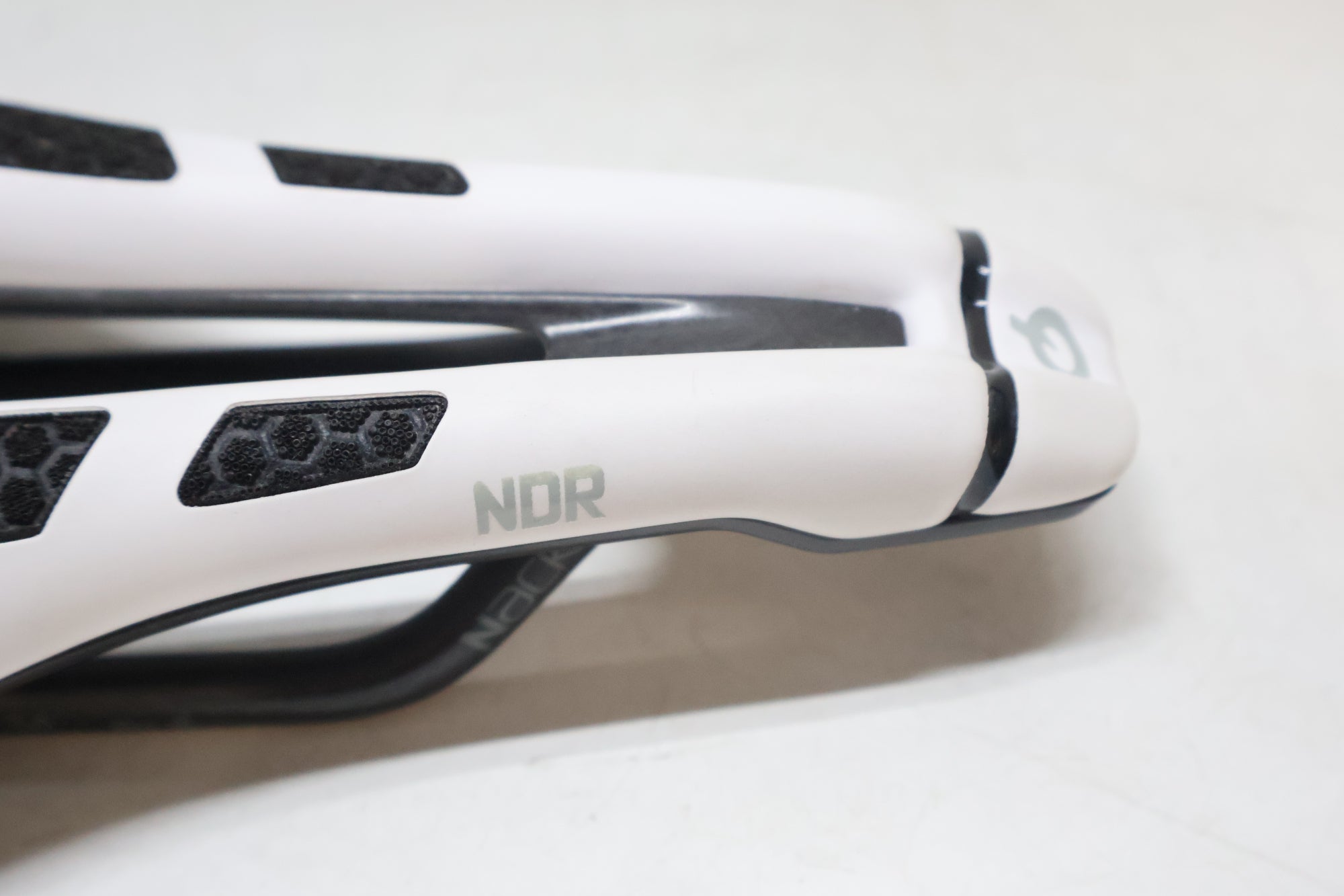 PROLOGO 「プロロゴ」 DIMENSION NDR カーボンレール サドル