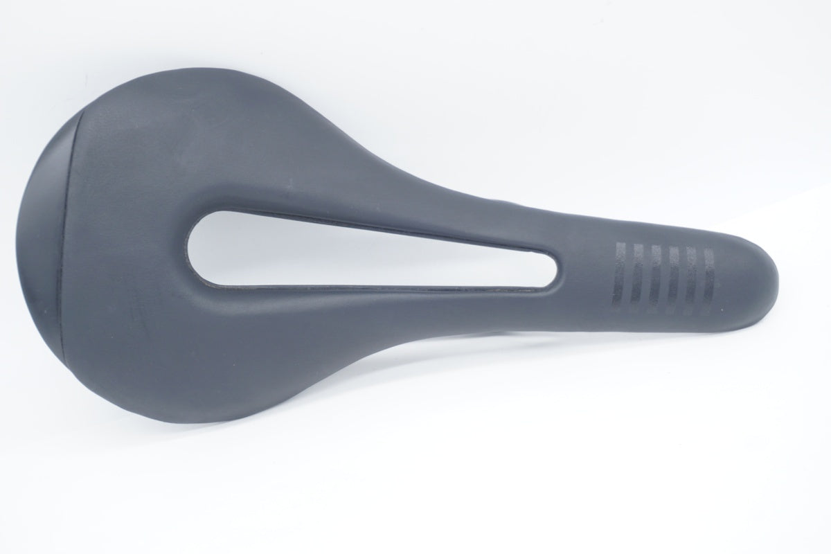 美品 Rapha PRO TEAM CUT OUT SADDLE カーボンサドル RAPHA 「ラファ」 PRO TEAM CUT OUT サドル / 滋賀大津店