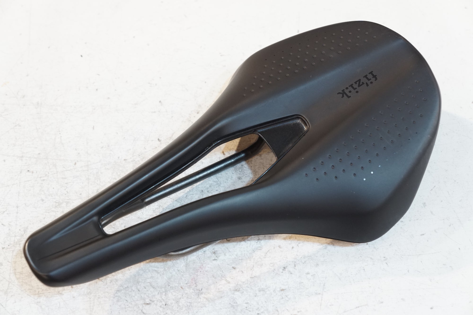 FIZIK 「フィジーク」 ARGO TEMPO R3 KIUM 150mm サドル / バイチャリ