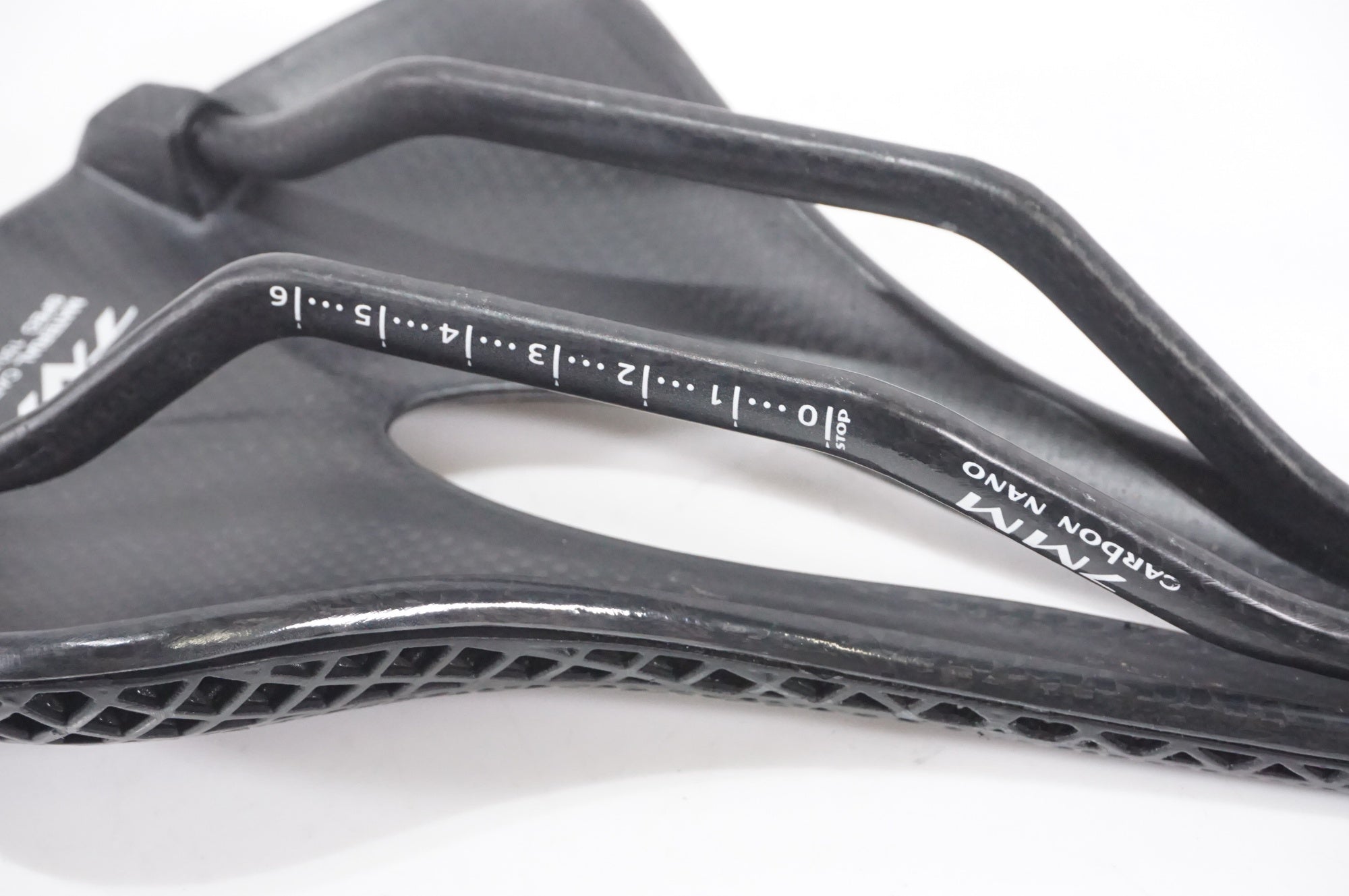 TNI 「ティーエヌアイ」 3D PRINTING 2 カーボンレールサドル / AKIBA