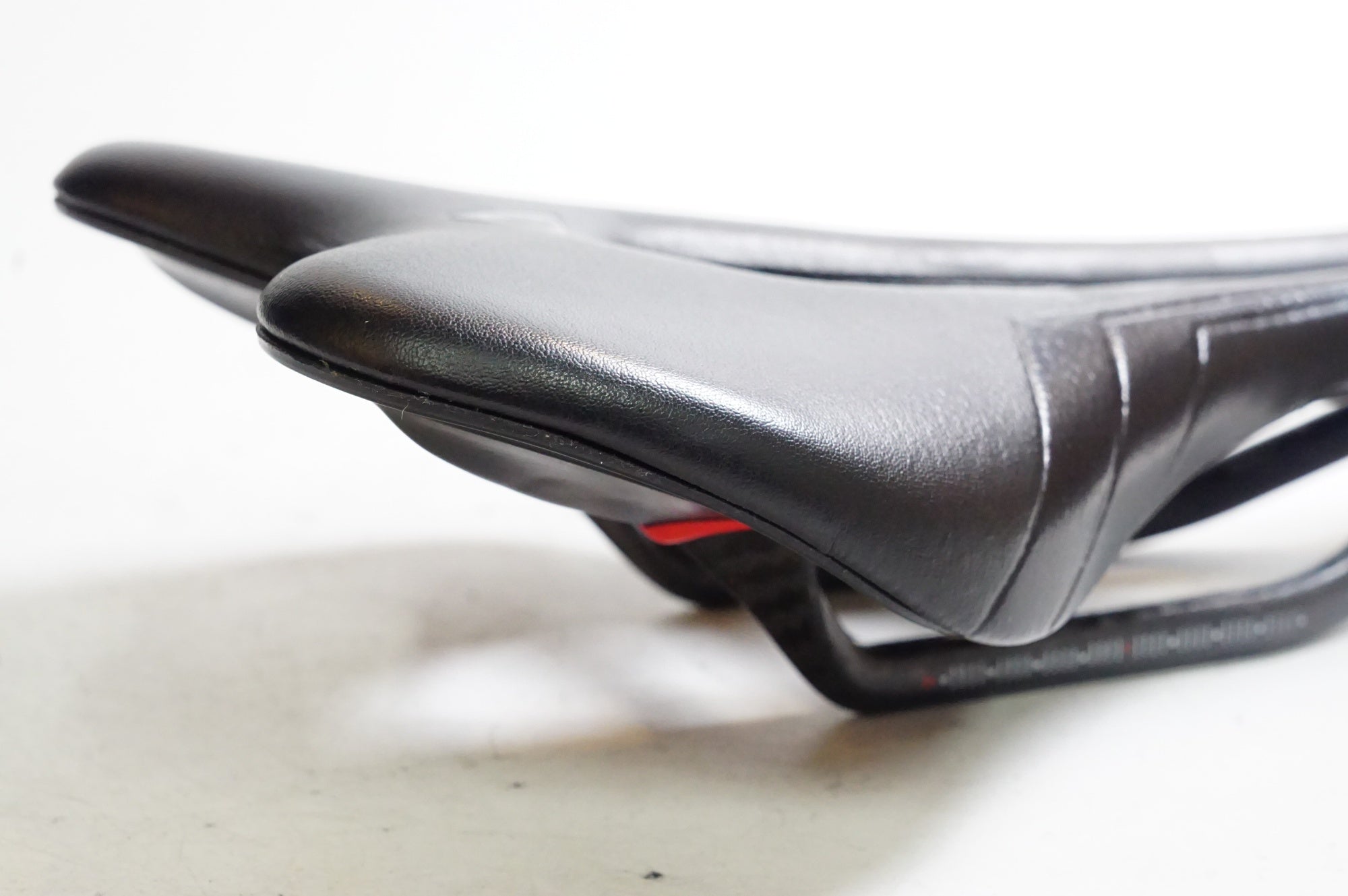 ASTUTE 「アスチュート」 SKY3.0 CARBON サドル / 熊谷本店