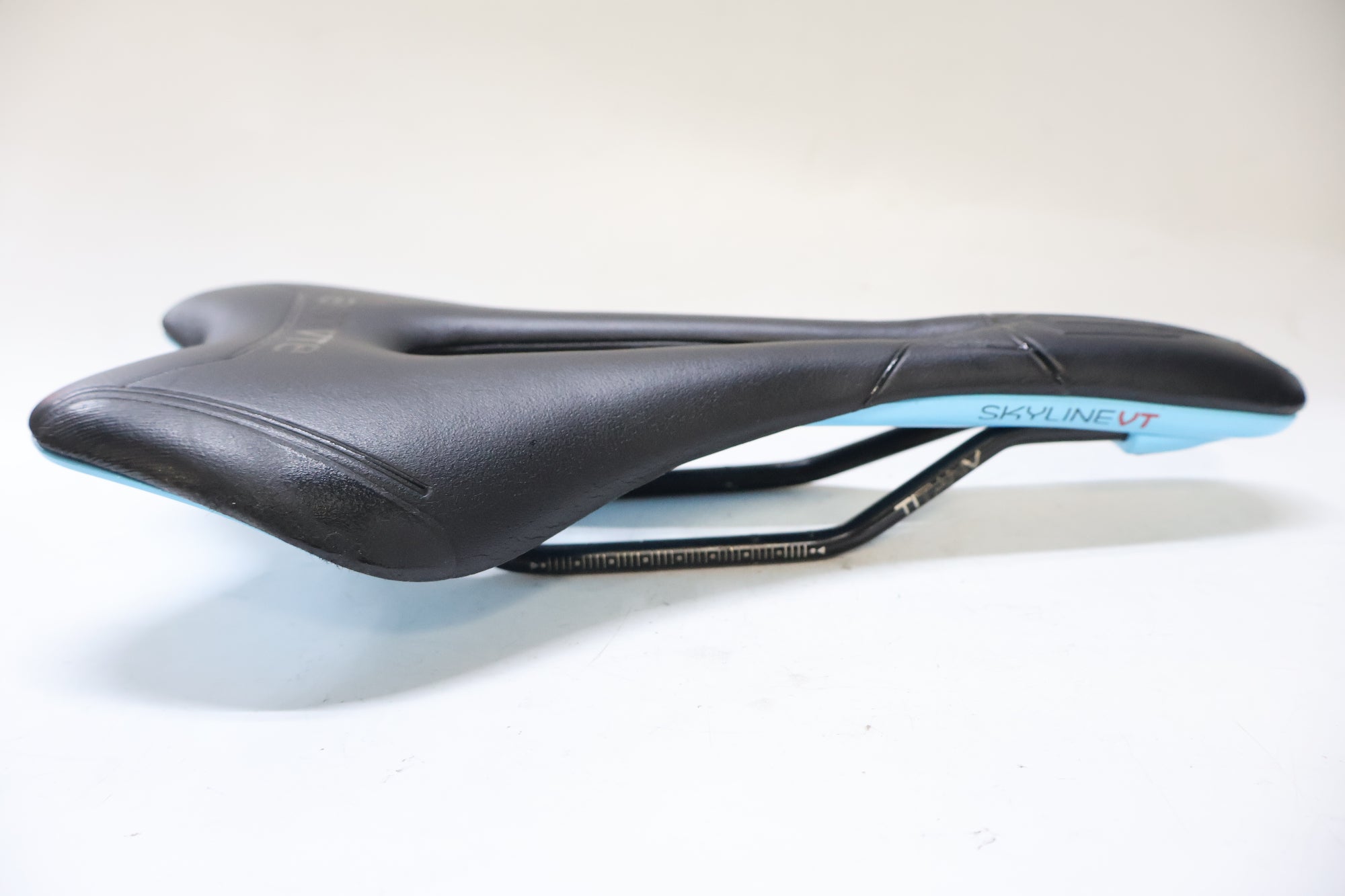 ASTVTE 「アスチュート」 SKYLINE VT サドル / 高知店