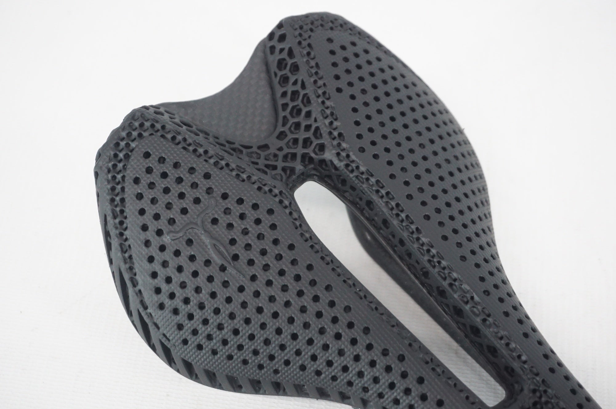 ELVES 「エルヴス」 MAGIC OSSE PRO 3D サドル / 阪急塚口店