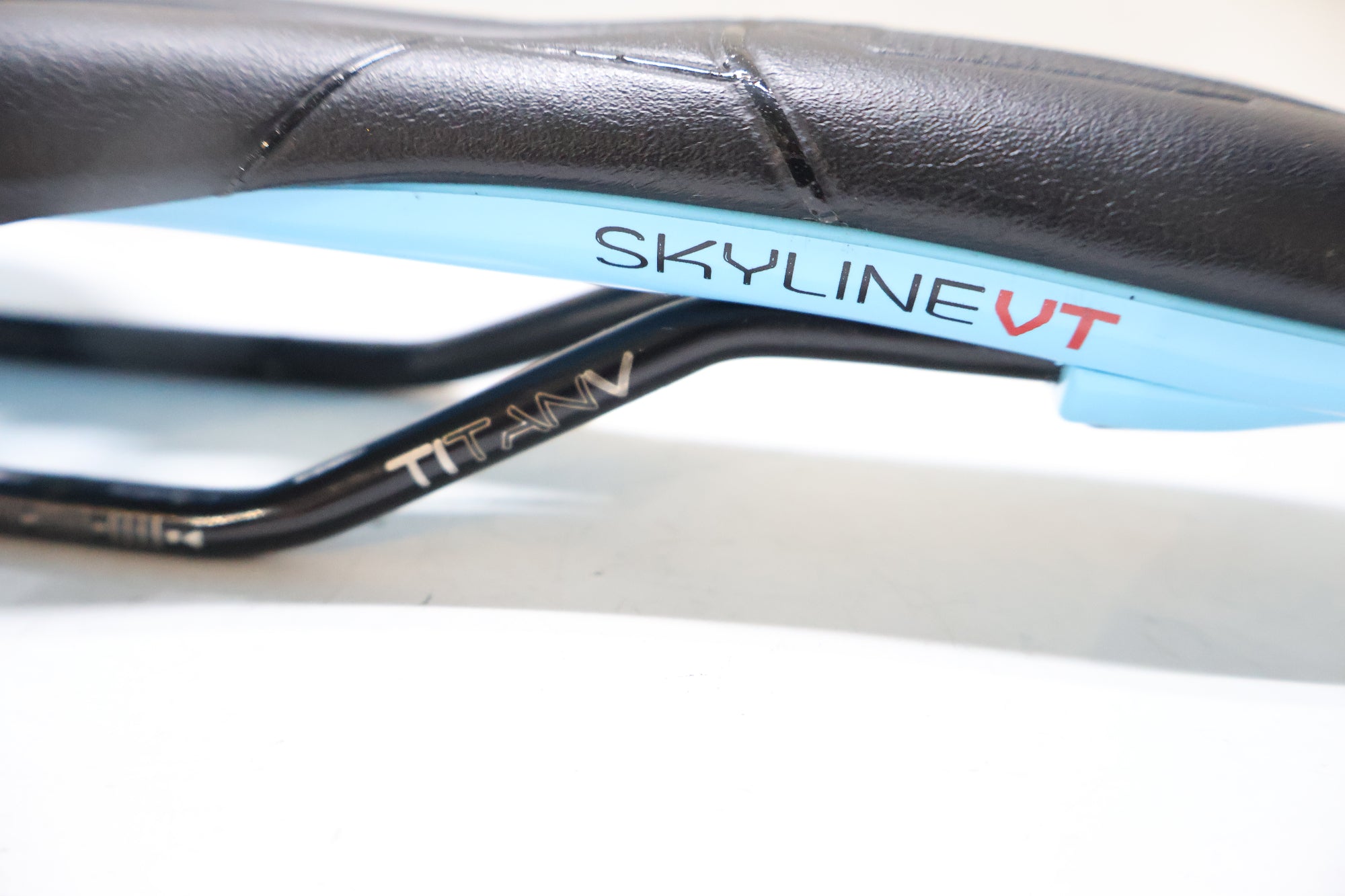 ASTVTE 「アスチュート」 SKYLINE VT サドル / 高知店