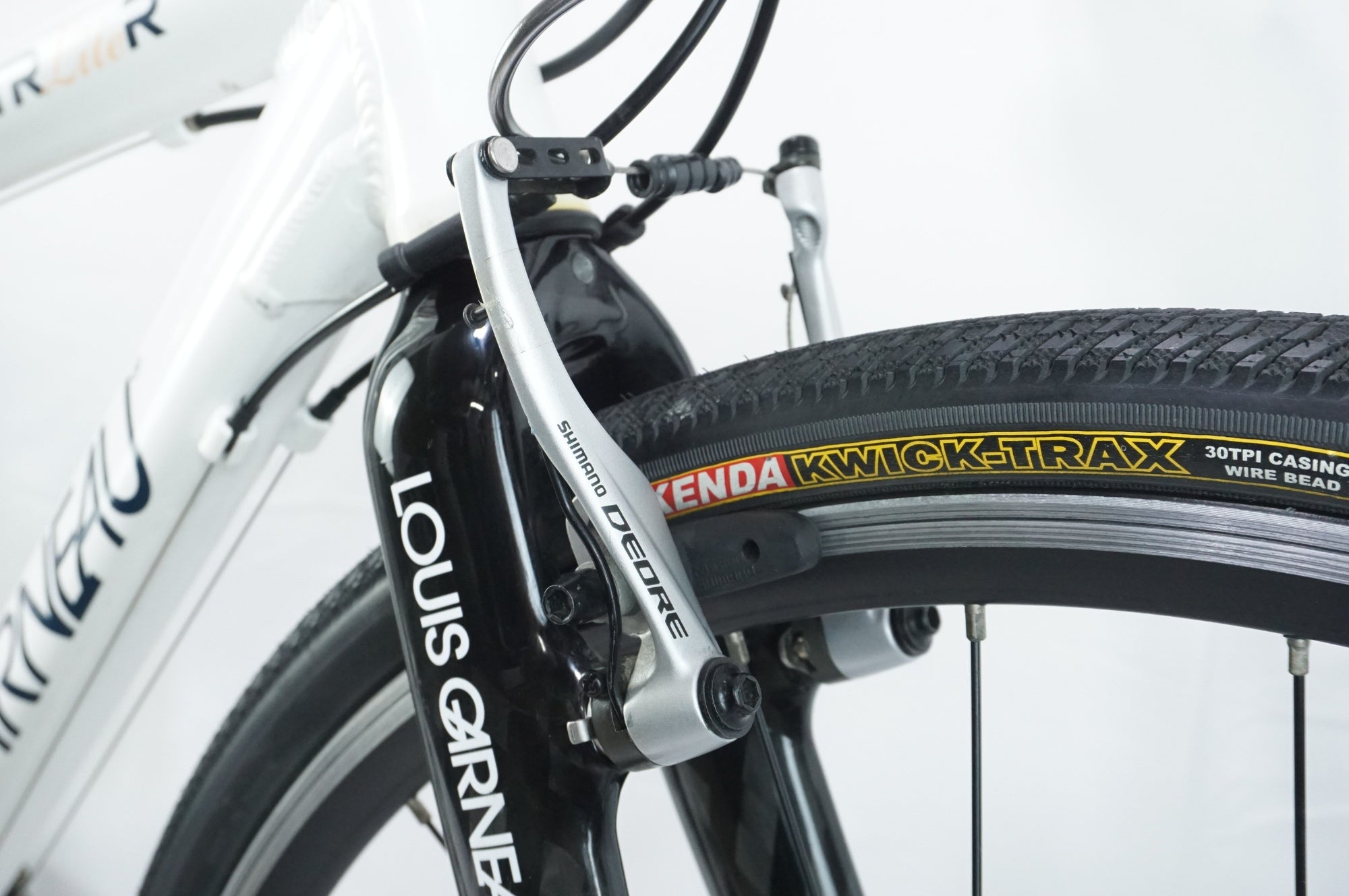 中古自転車２７６７　前後タイヤ新品！　クロスバイク　２０１０年モデル　ルイガノ　TR-LITE-E　７００×２８C　３×８段ギヤ　アルミフレーム　４２０㎜　身長１５５㎝から１７０㎝　ワイヤー錠　ライトは付属していません 中古】 ルイガノ クロスバイク TR LITE E 28インチ ブラック シマノ24