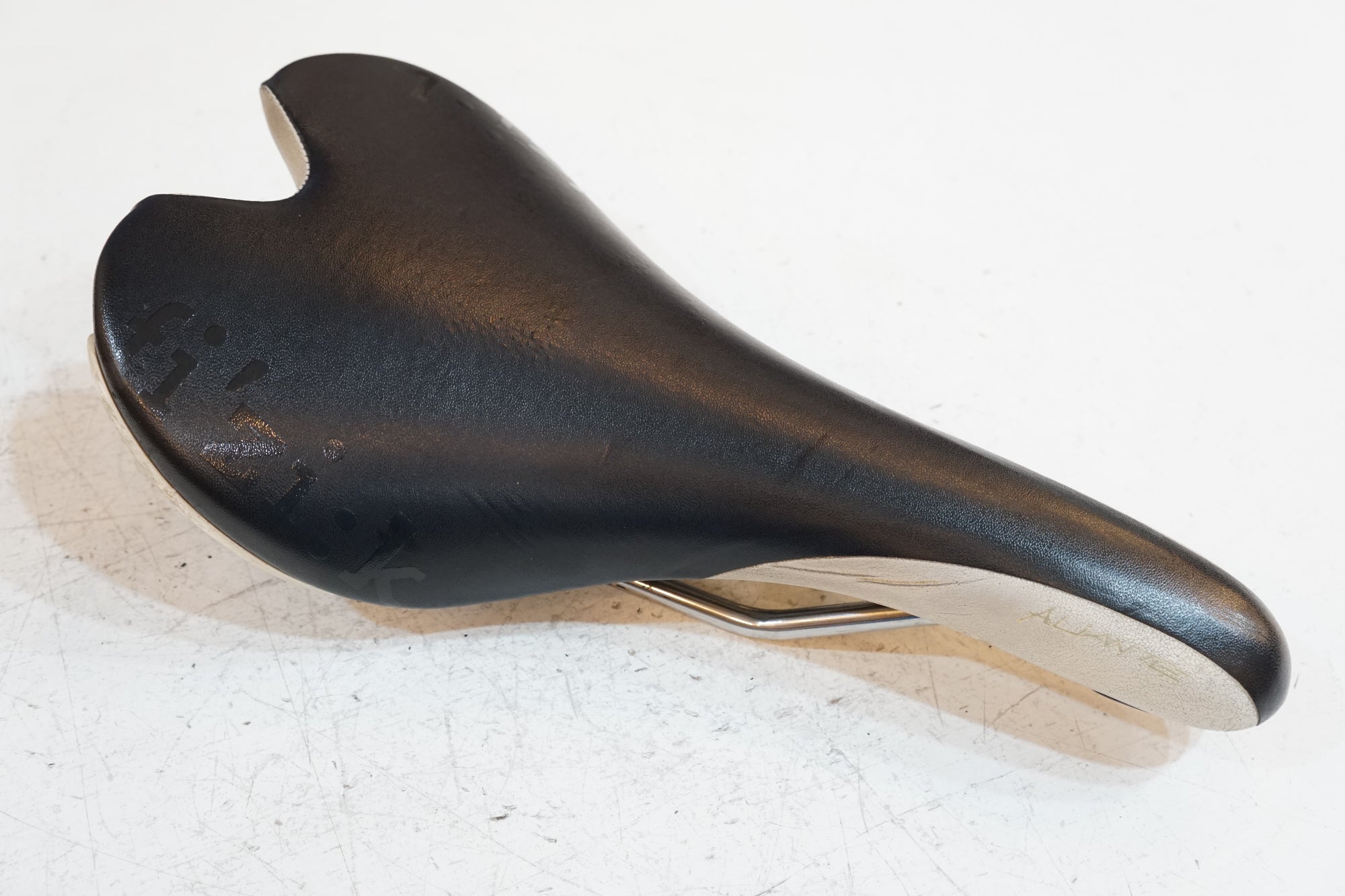 FIZIK 「フィジーク」 ALIANTE サドル / バイチャリ浦和ベース