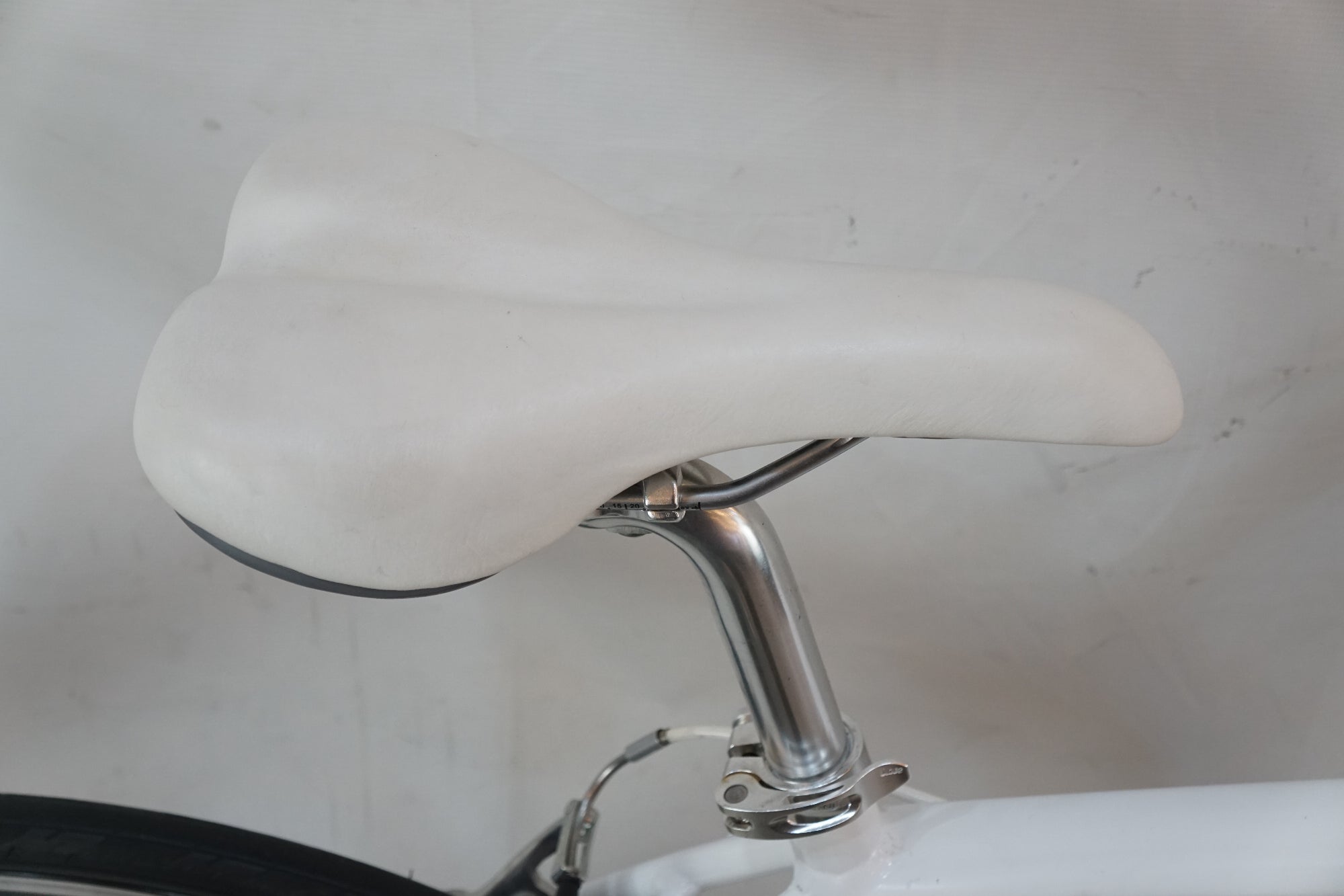 GIANT 「ジャイアント」 ESCAPE R3 2015年モデル クロスバイク / バイチャリ浦和ベース