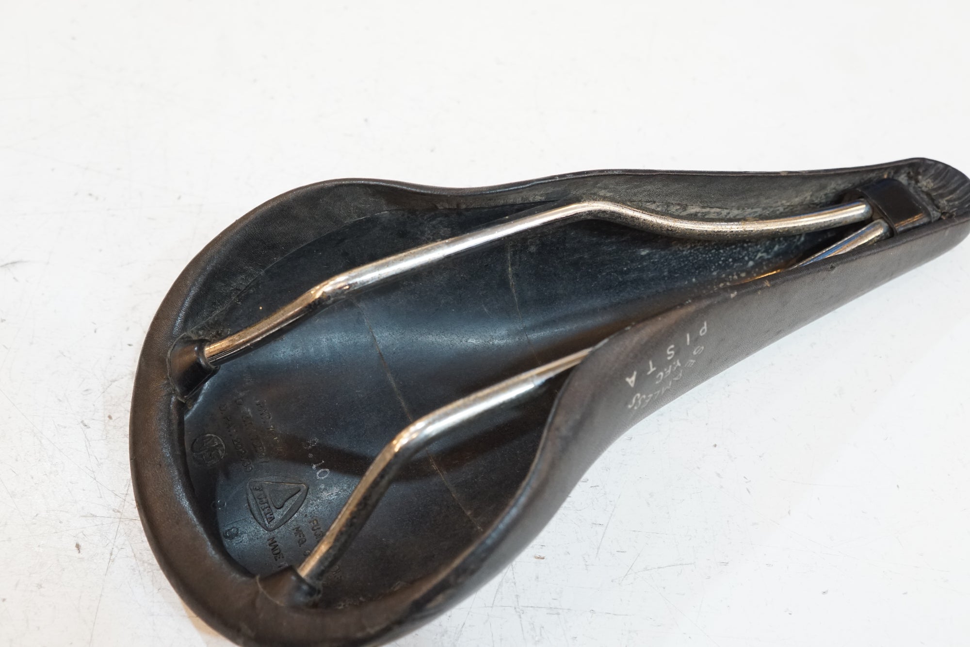 FUJITA 「フジタ」 SEAMLESS サドル / バイチャリ浦和ベース