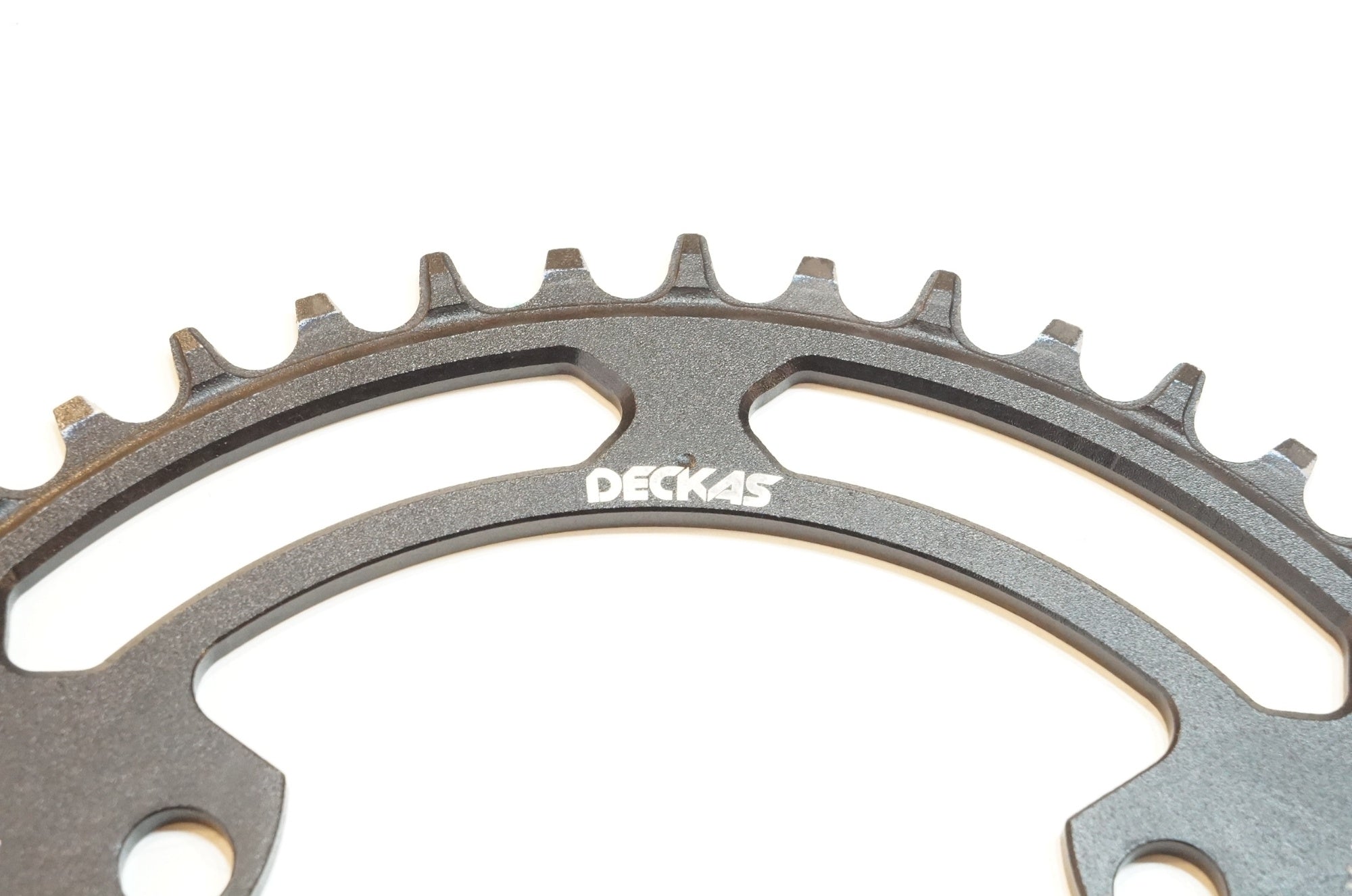DECKAS 「デッカス」 ナローワイド  48T チェーンリング / 浦和ベース