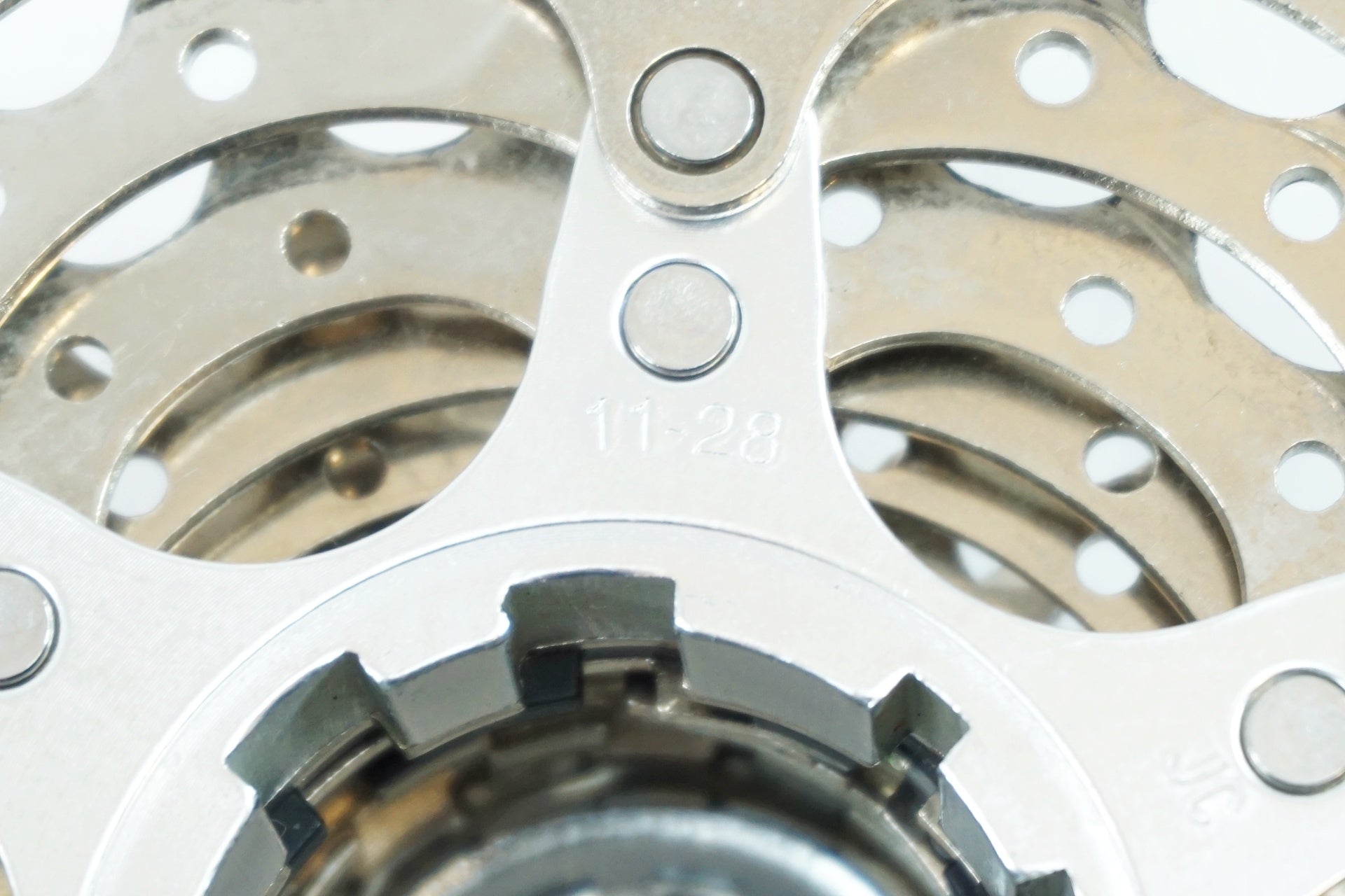 SHIMANO 「シマノ」 105 CS-5700 11-28T スプロケット / 有明ガーデン
